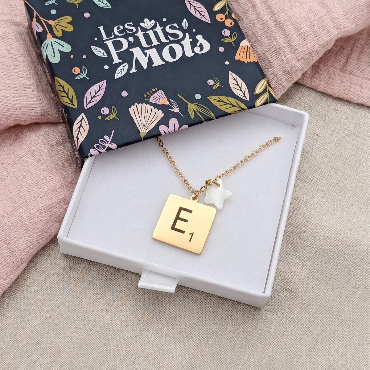 Collier femme en acier avec médaille carrée initiale style Scrabble