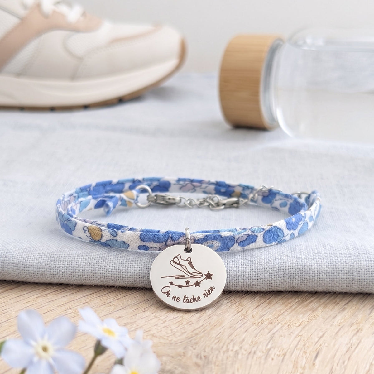 Médaille en acier 15mm gravée avec une basket de course, étoiles et texte personnalisé