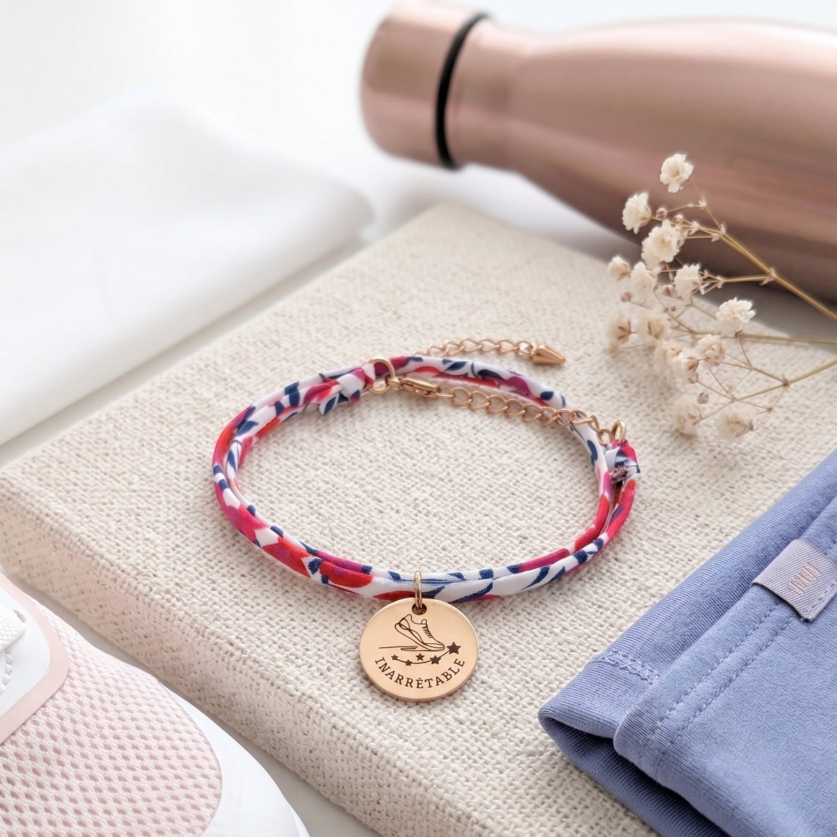 Bracelet running femme en cordon Liberty avec médaille en acier personnalisée