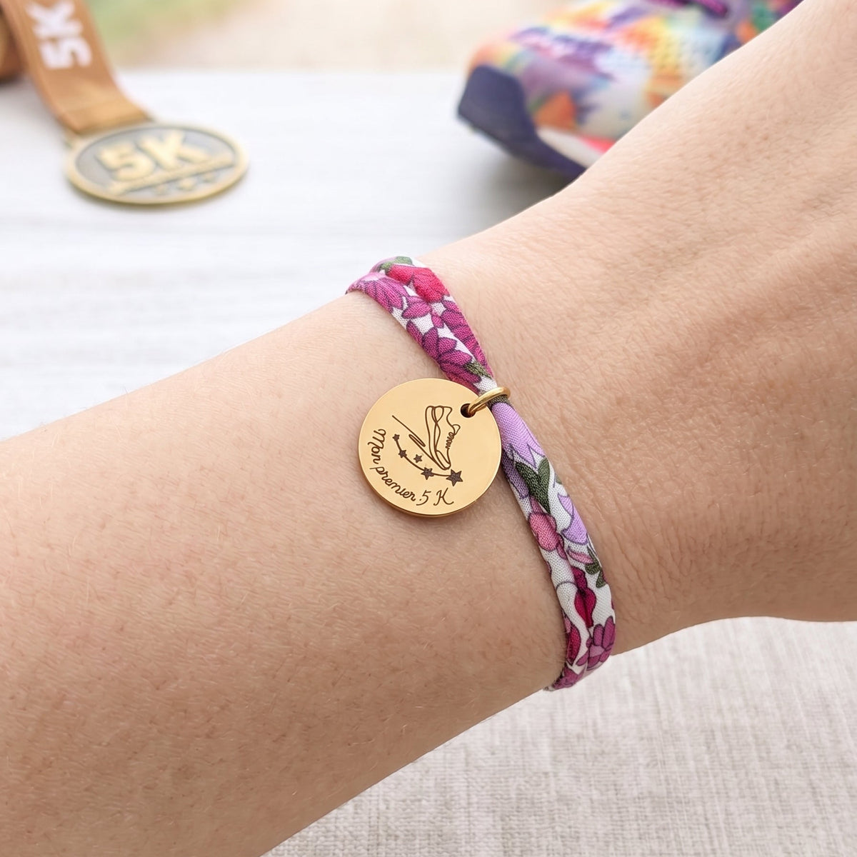 Femmes portant le bracelet de course personnalisé en Liberty pour un marathon