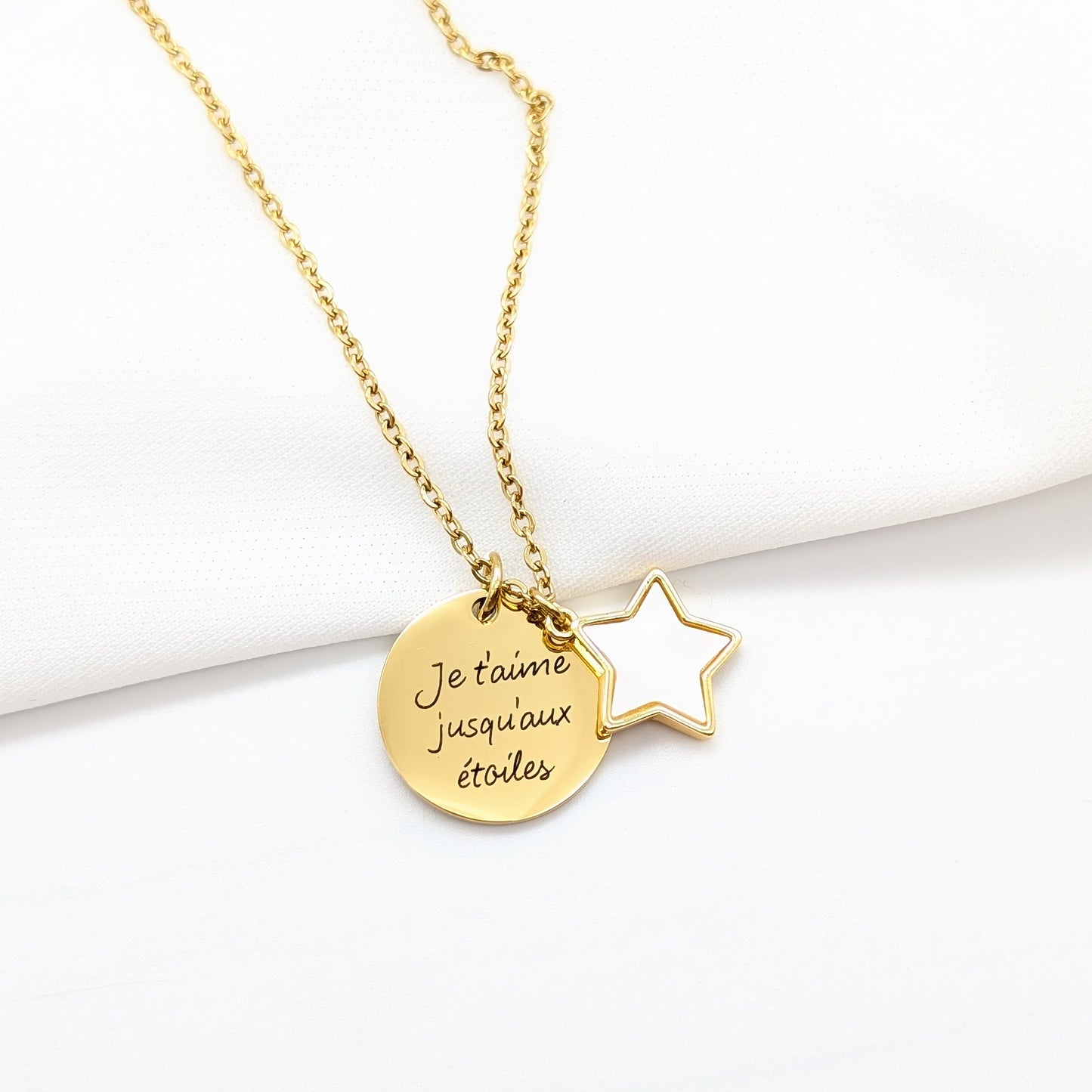 Collier personnalisé femme médaille à graver et étoile ou lune nacrée