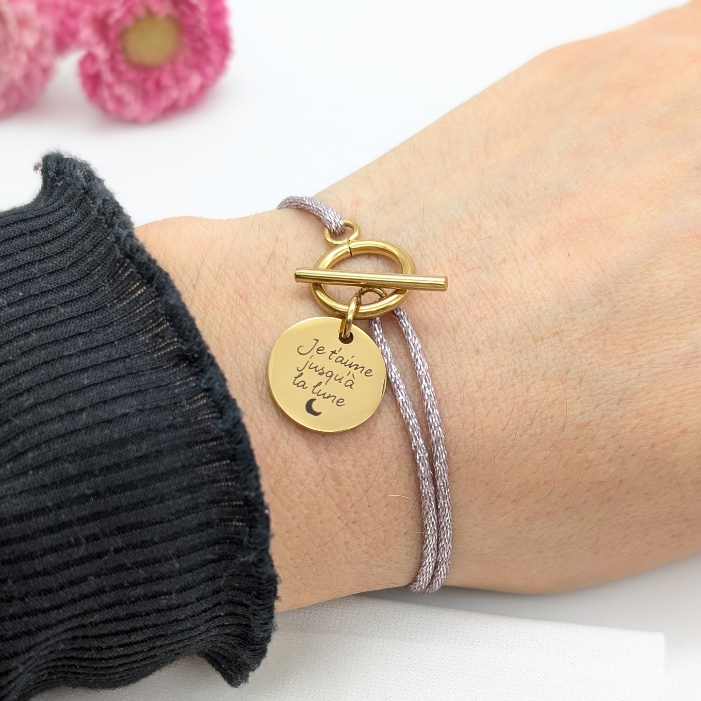 Bracelet personnalisé cordon pailleté fermoir T et médaille gravée