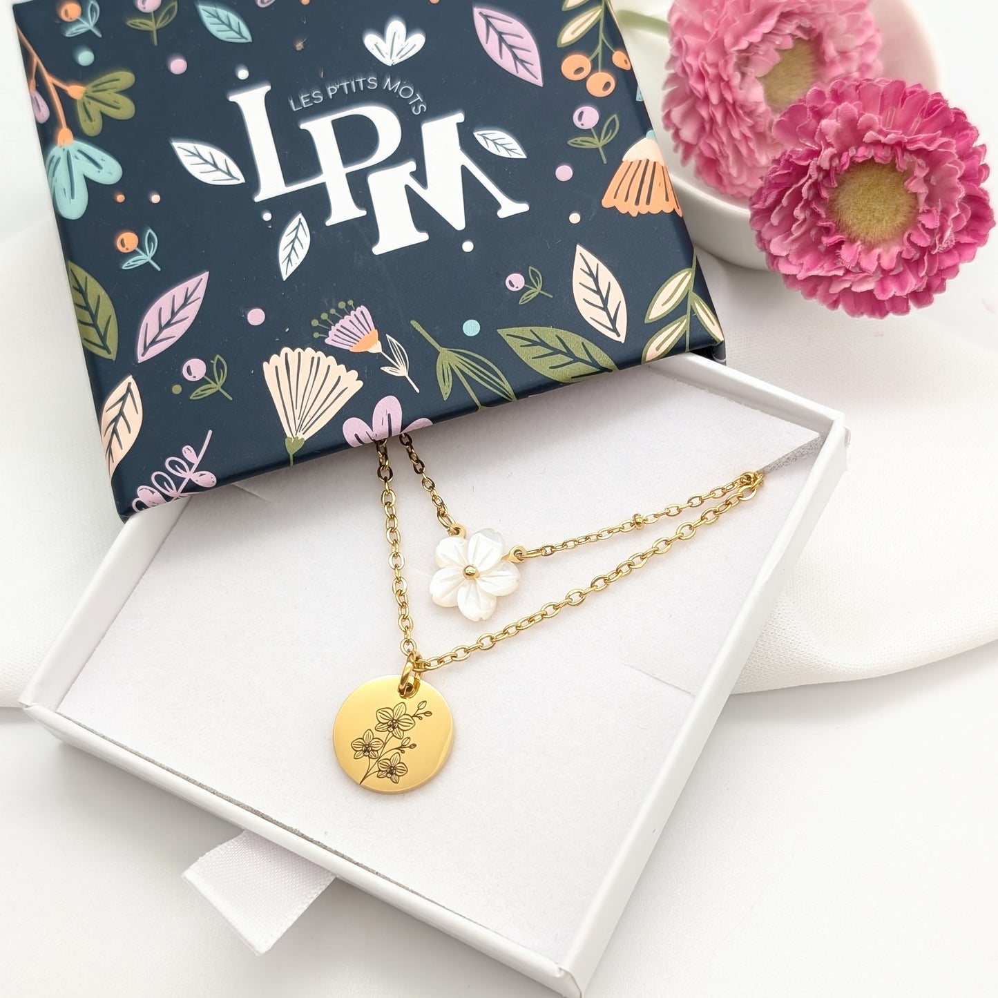 Collier femme personnalisé fleur nacré double rangs avec médailles de 15 mm à graver