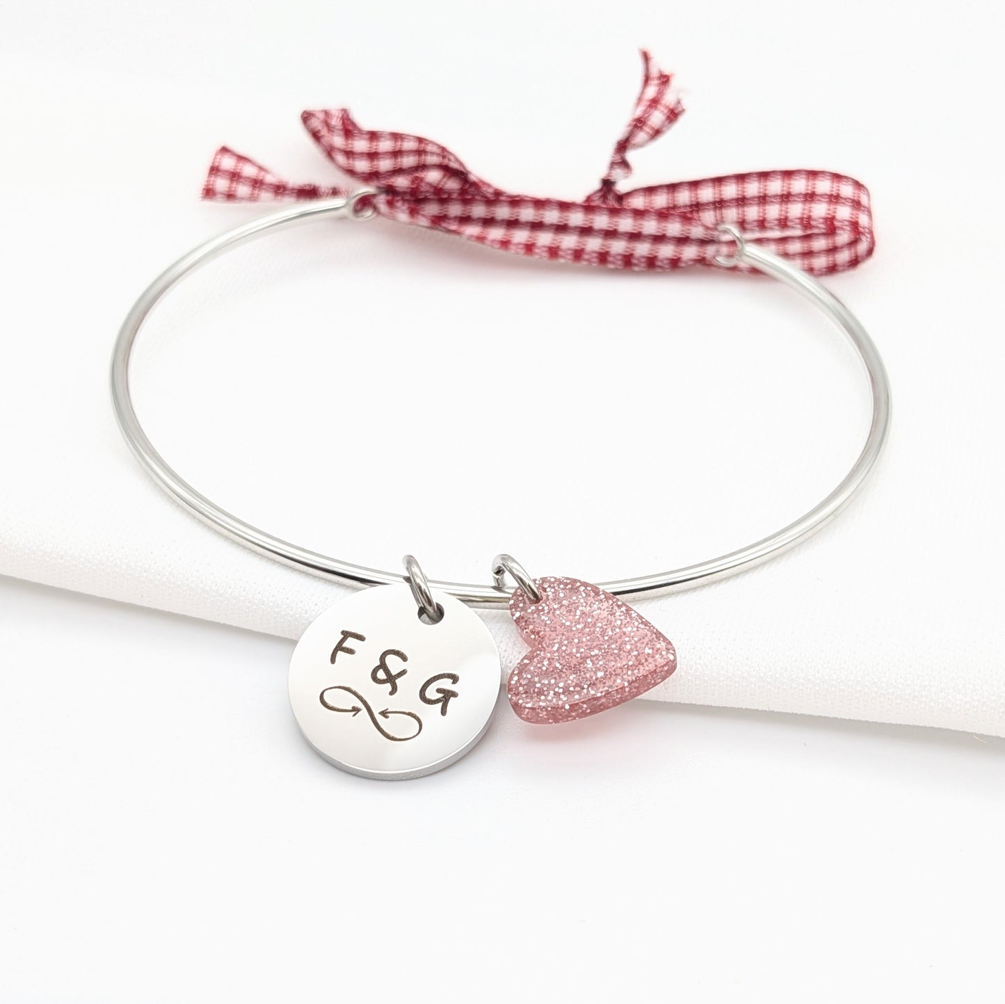 Bracelet personnalisé jonc Saint-valentin avec ruban vichy et cœur paillette