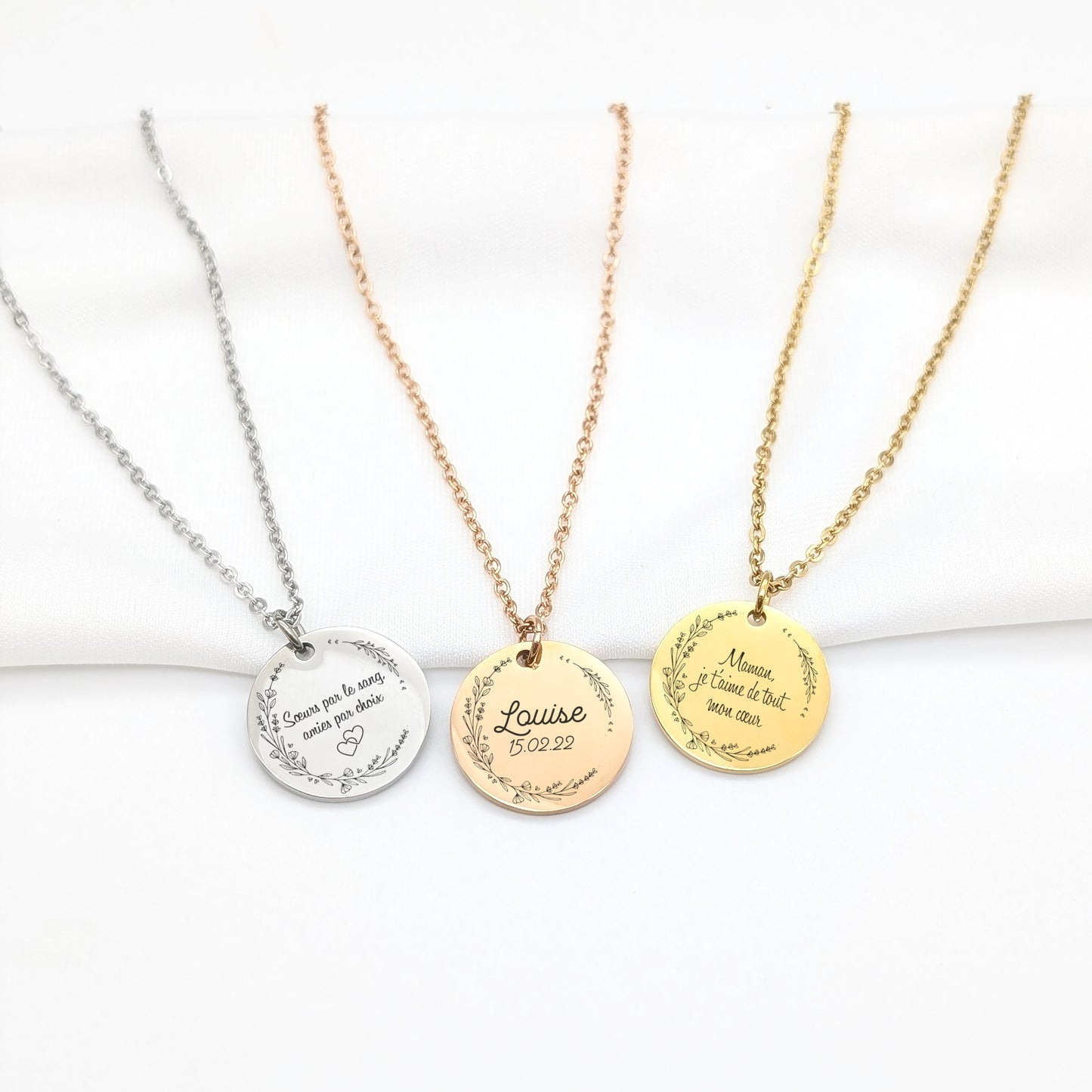 Collier personnalisé médaille gravée avec couronne florale et prénoms