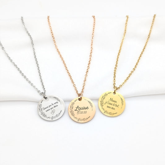 Collier personnalisé médaille gravée avec couronne florale et prénoms