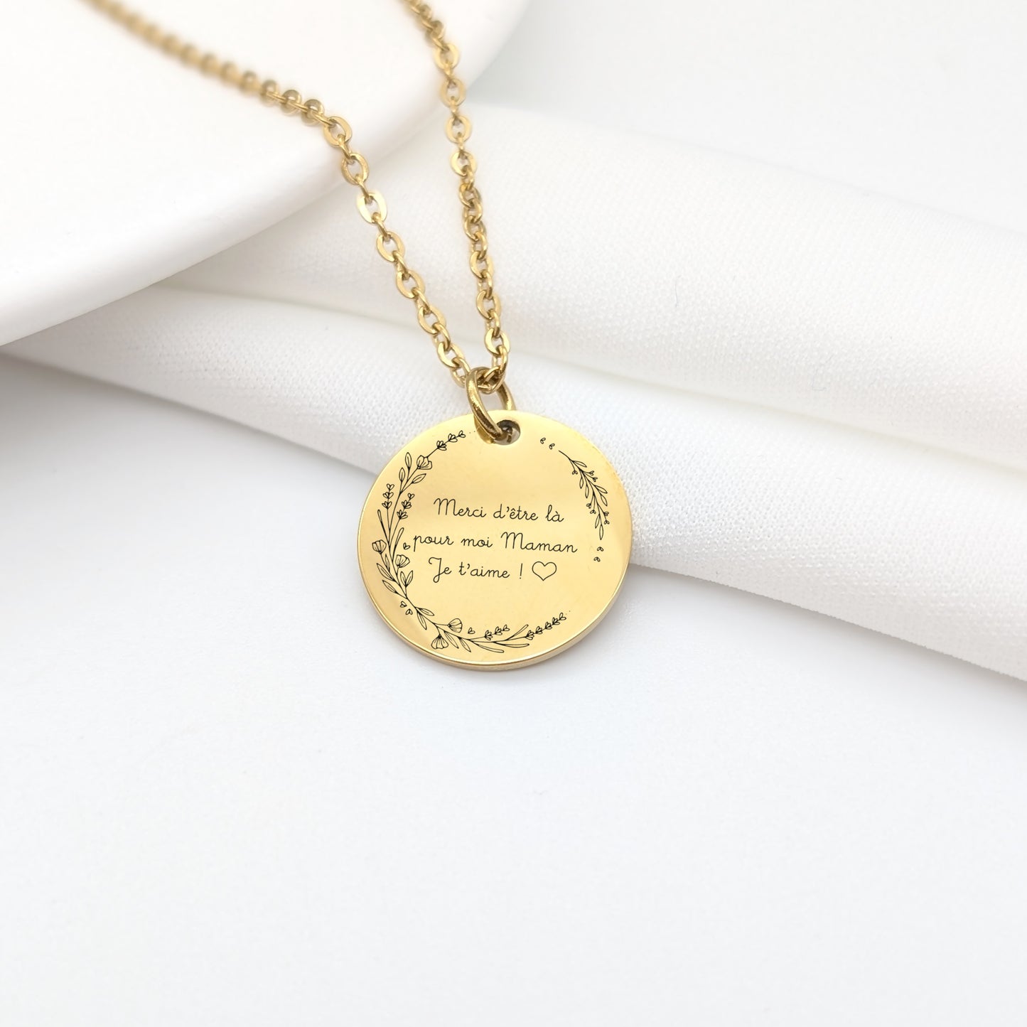 Collier personnalisé médaille gravée avec couronne florale et prénoms