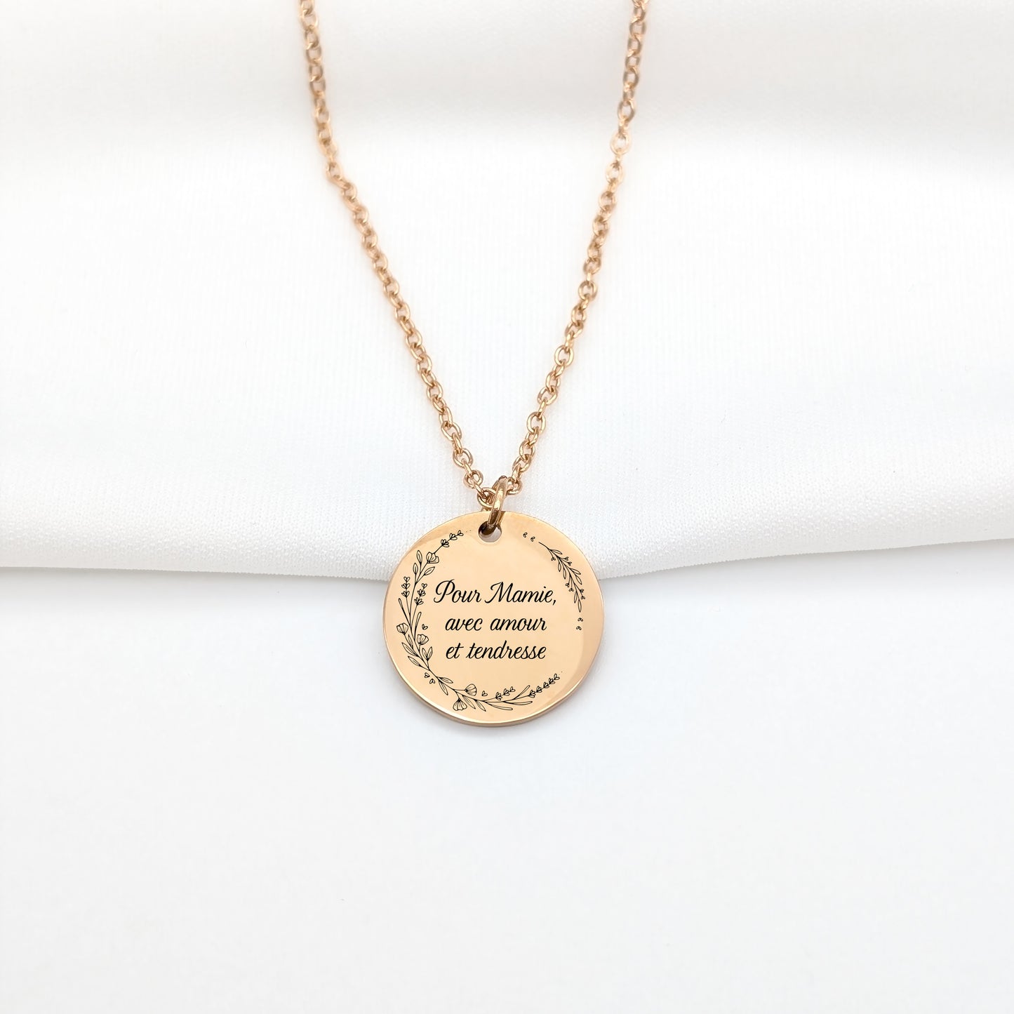 Collier personnalisé médaille gravée avec couronne florale et prénoms