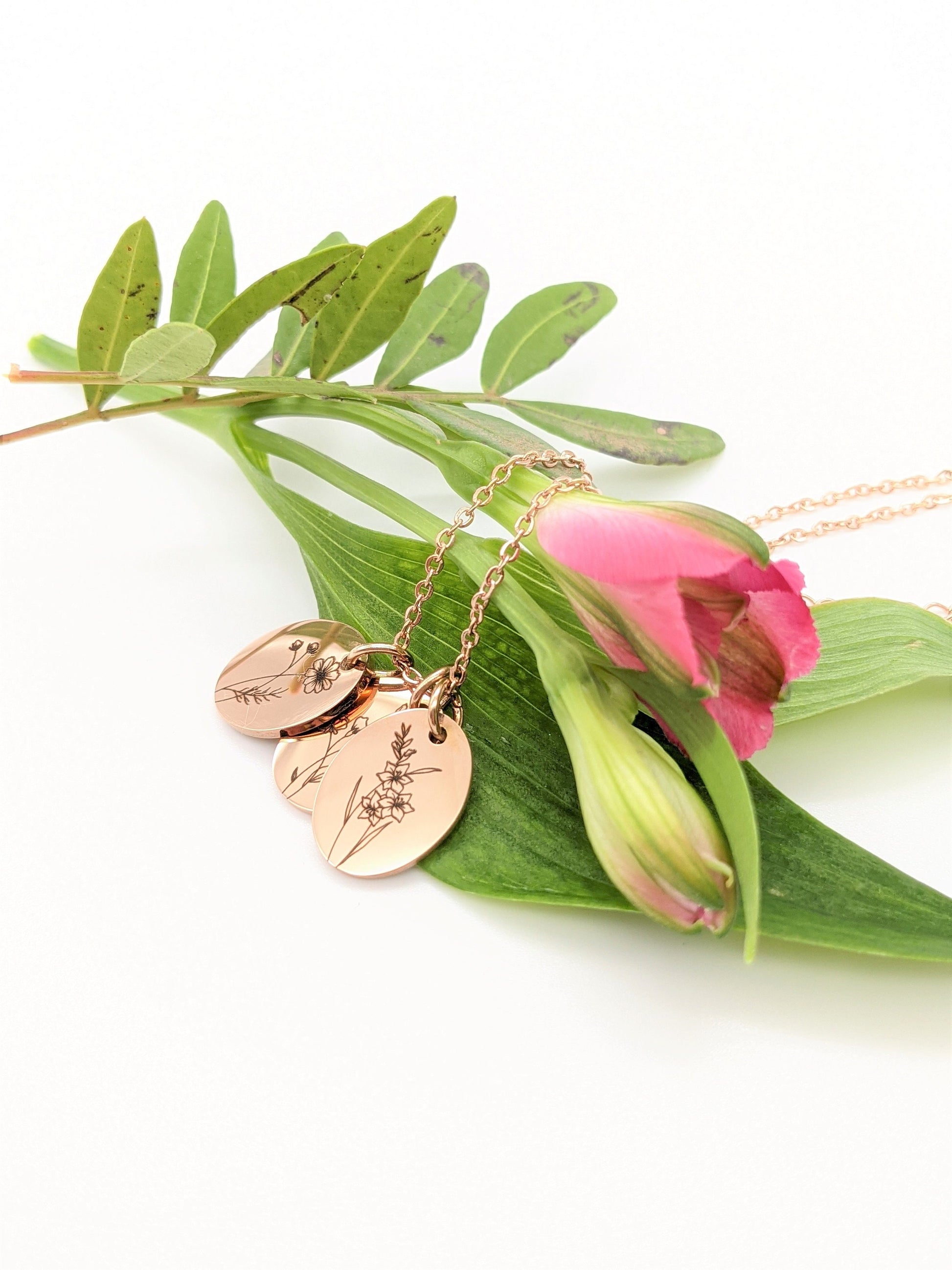 Collier Personnalisé avec Fleur mois de naissance et gravure - Cadeau Fête des mères, Collier pour Maman, Mamie, Marraine, Cadeau naissance,