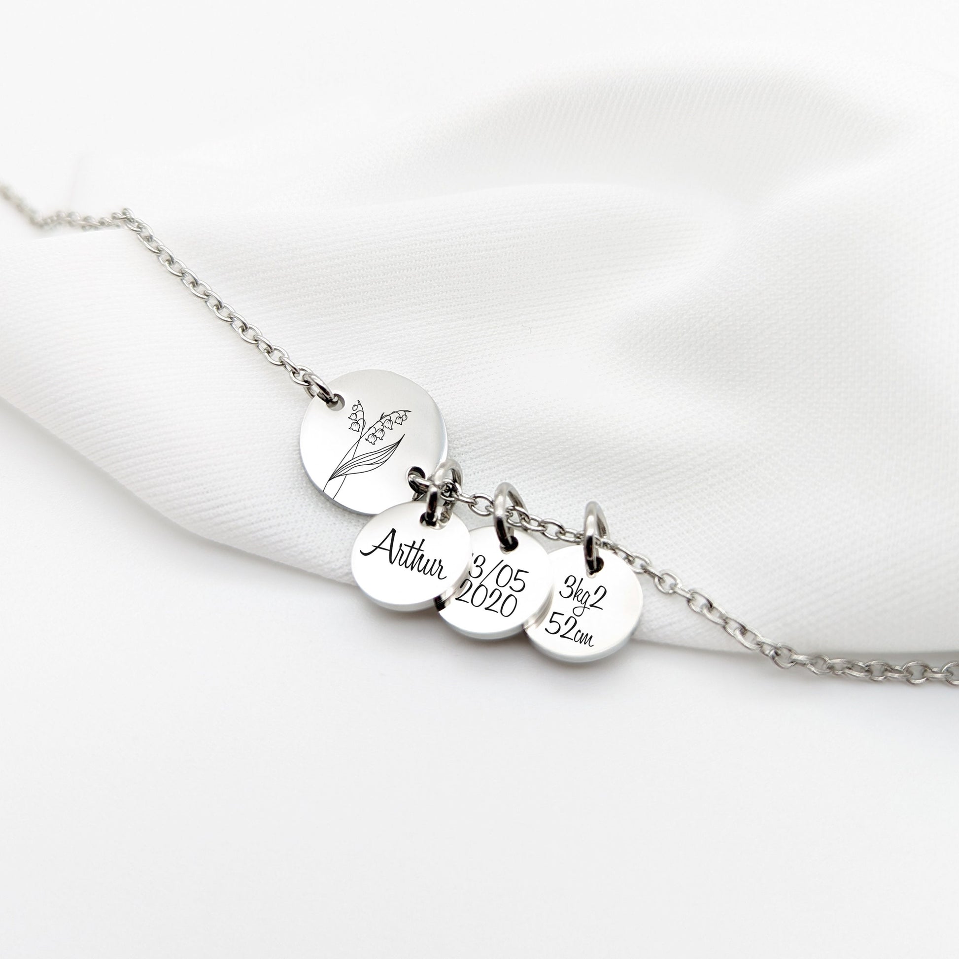 Bracelet chaine avec Fleur de naissance et médailles, Bracelet personnalisé, Cadeau fête des mères, Bijou Maman, Marraine, Cadeau naissance