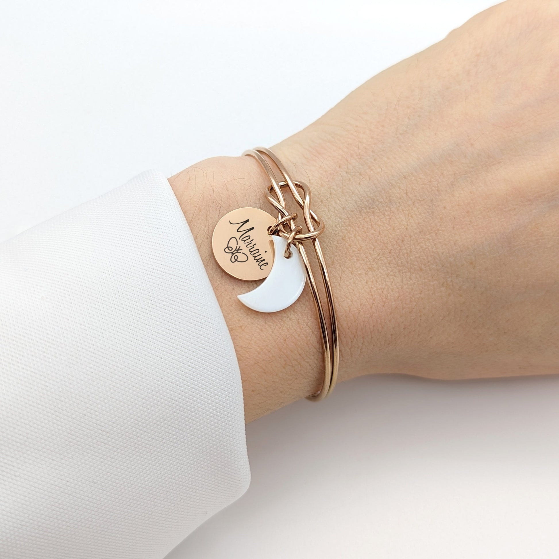 Bracelet jonc nœud avec médaille à graver, Bracelet personnalisé, Bijou Maman, Marraine, Cadeau demoiselle d'honneur, Fête des mères