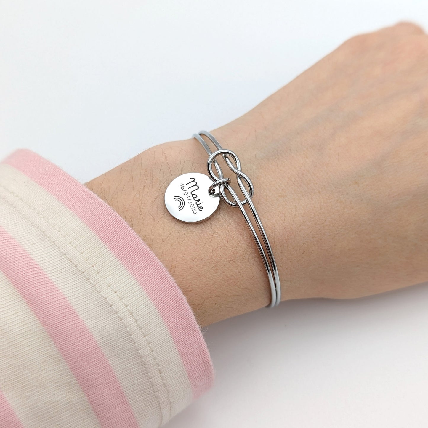 Bracelet jonc nœud avec médaille à graver, Bracelet personnalisé, Bijou Maman, Marraine, Cadeau demoiselle d'honneur, Fête des mères