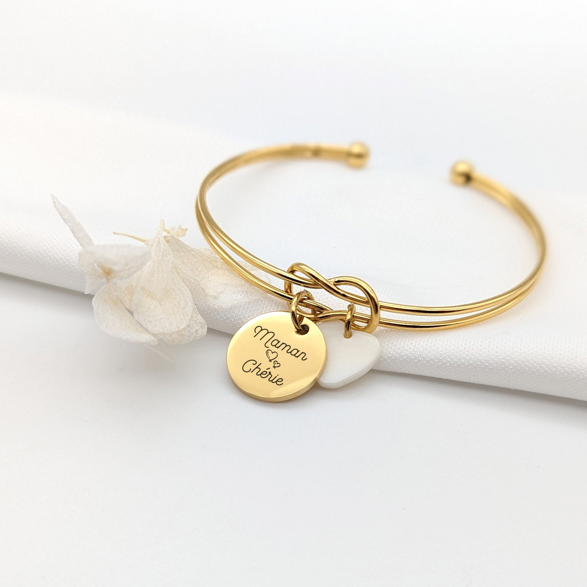 Bracelet personnalisé jonc en acier inoydable avec médaille de 15mm à personnaliser et médaille nacrée au choix. Le bracelet est proposé en trois coloris différents et peut être personnalisé au recto et au verso.