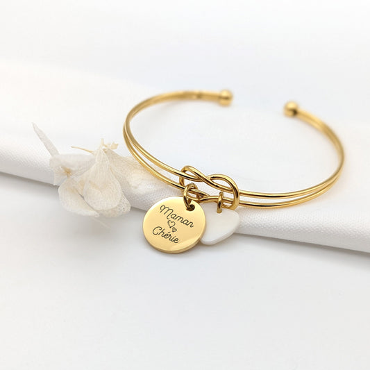 Bracelet personnalisé jonc en acier inoydable avec médaille de 15mm à personnaliser et médaille nacrée au choix. Le bracelet est proposé en trois coloris différents et peut être personnalisé au recto et au verso.