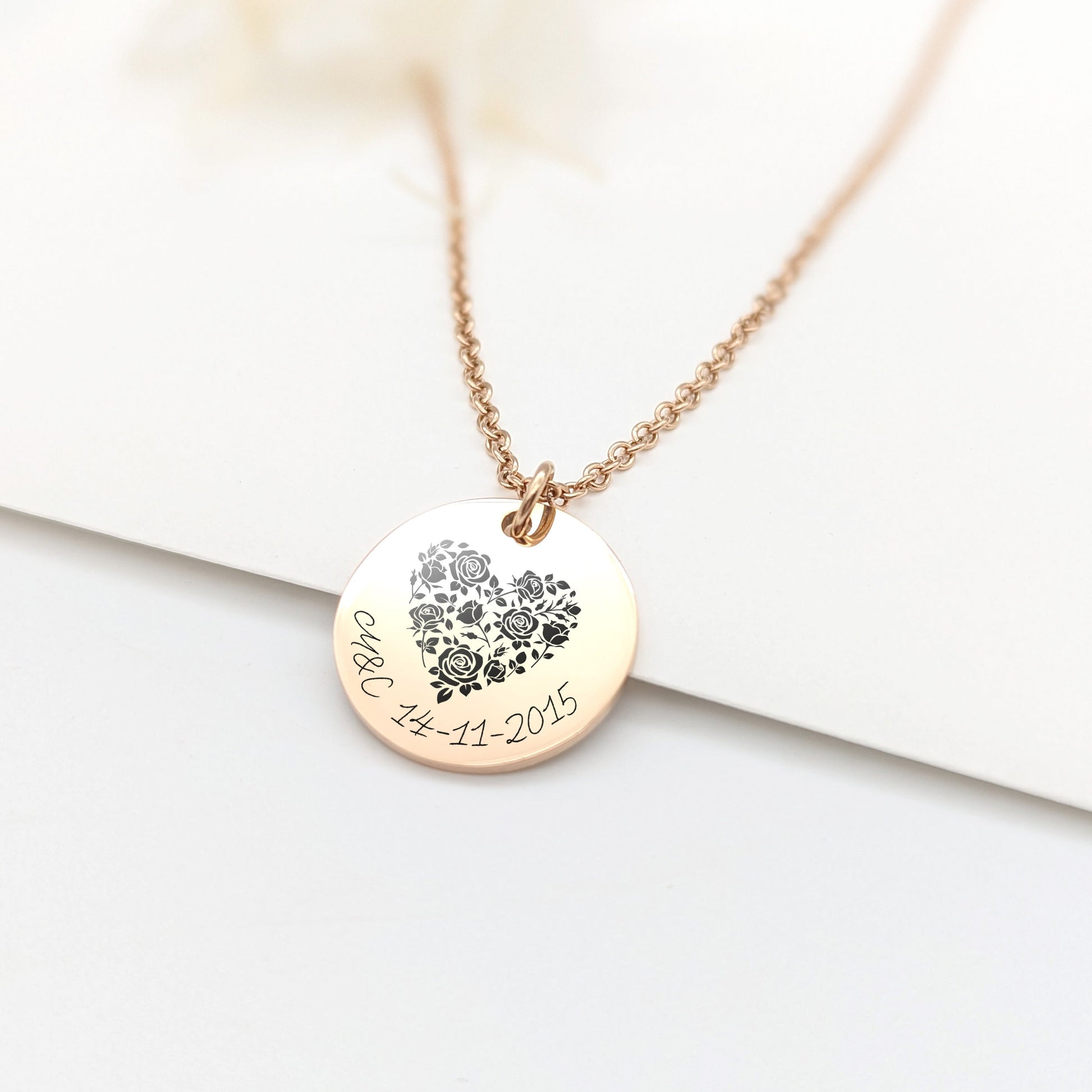 Collier cœur de fleurs et gravure, Collier personnalisé prénom, Cadeau Maman, Collier Mamie, Cadeau fête des mères, Cadeau EVJF personnalisé