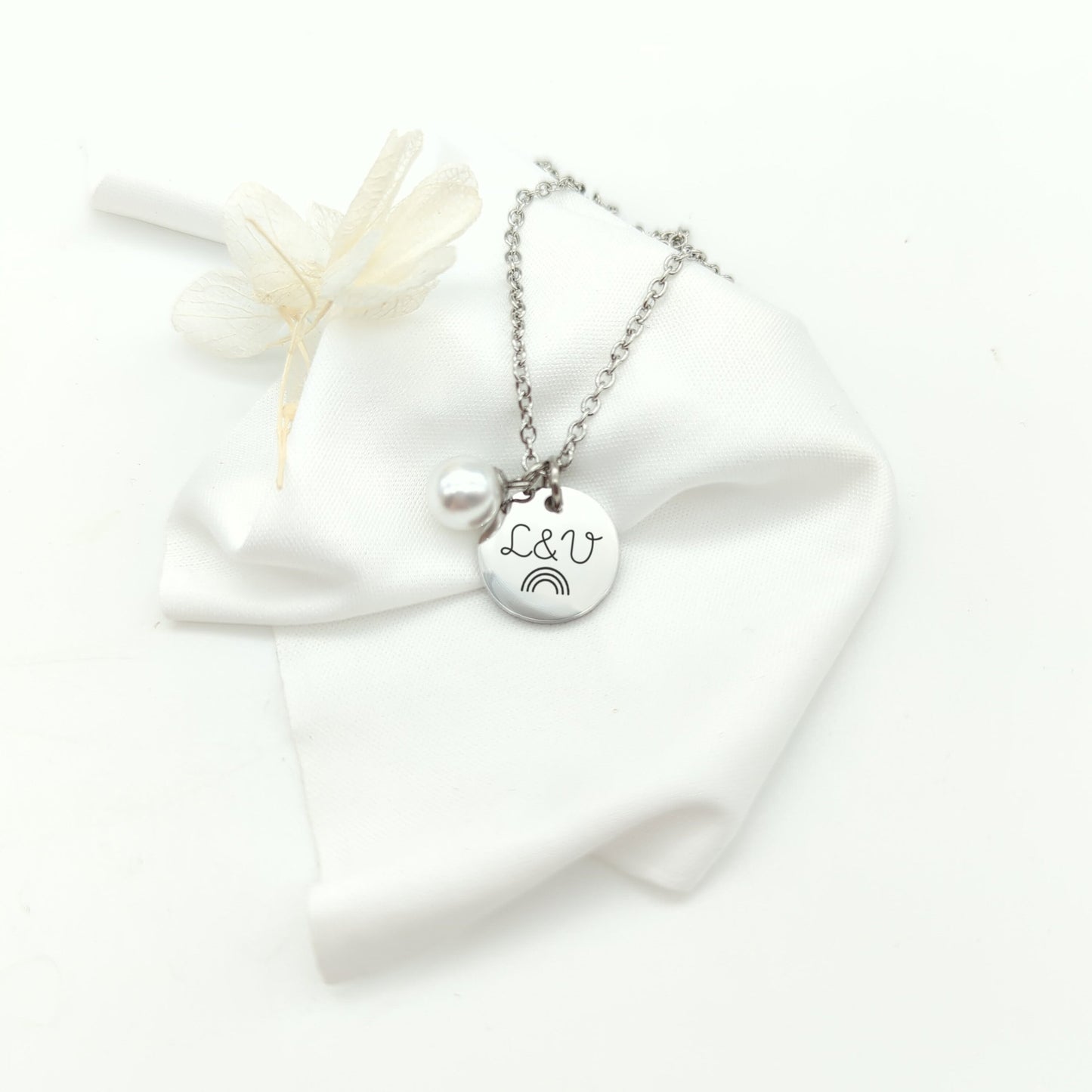 Collier Personnalisé médaille à graver et perle, Cadeau Maman, Marraine, Mamie, Cadeau naissance, Bijou demoiselle d'honneur, Cadeau Baptême