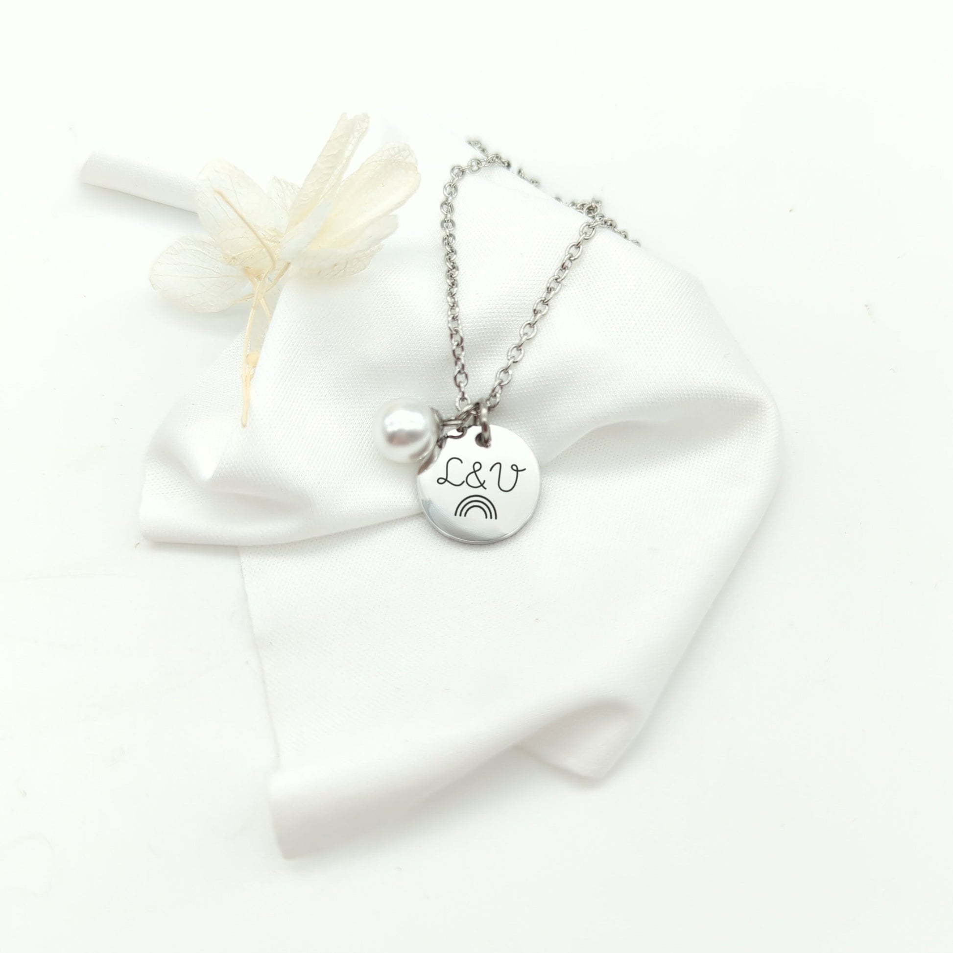 Collier Personnalisé médaille à graver et perle, Cadeau Maman, Marraine, Mamie, Cadeau naissance, Bijou demoiselle d'honneur, Cadeau Baptême