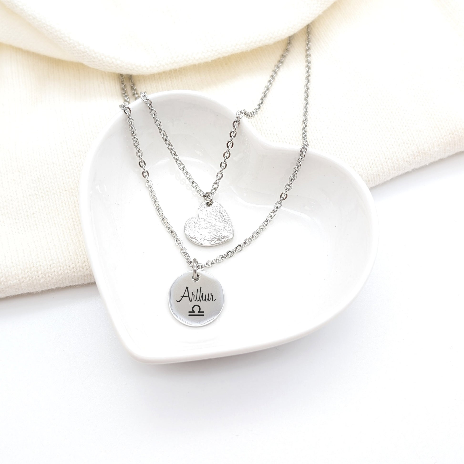 Collier Personnalisé avec médaille et cœur martelé, Collier pour Maman, Bijou Marraine, Cadeau Nounou, Cadeau naissance, fête des mères
