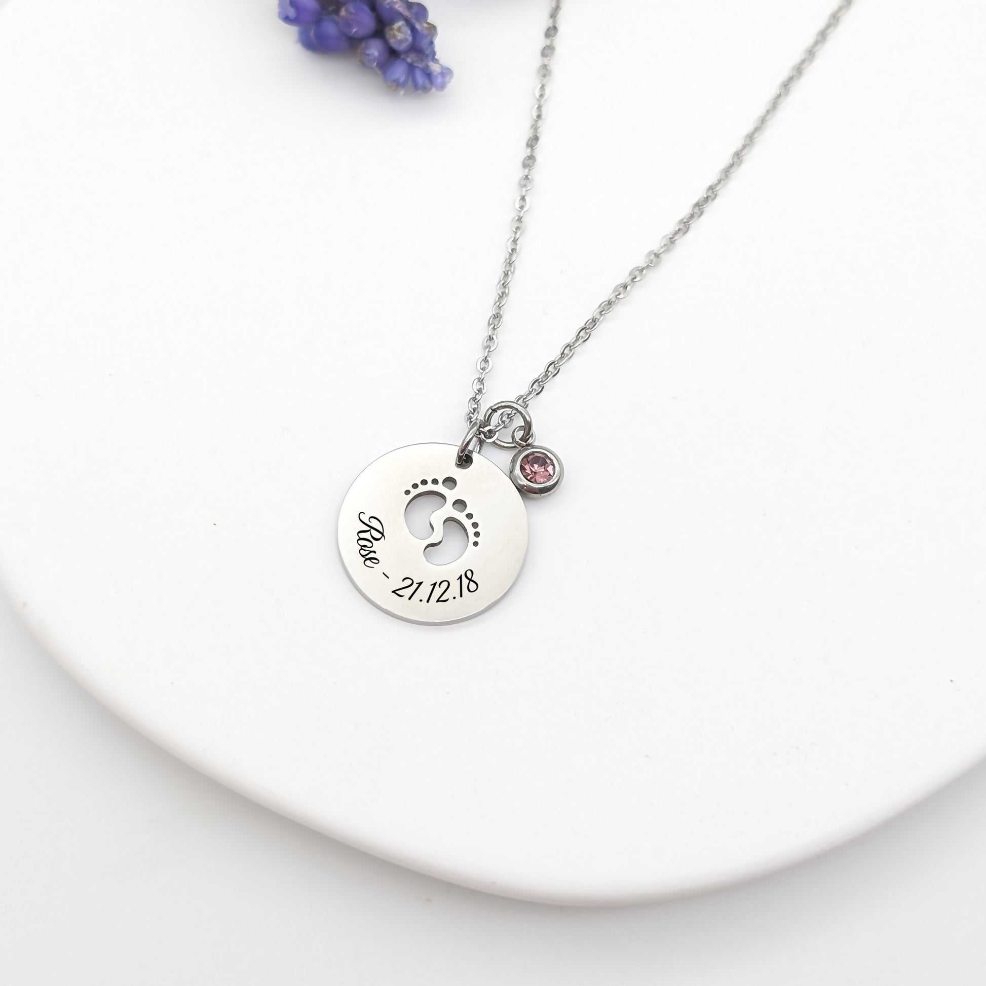 Collier pendentif petits pieds avec pierre de naissance, Collier personnalisé, Cadeau maman, Cadeau Naissance, Bijou Marraine, Nounou