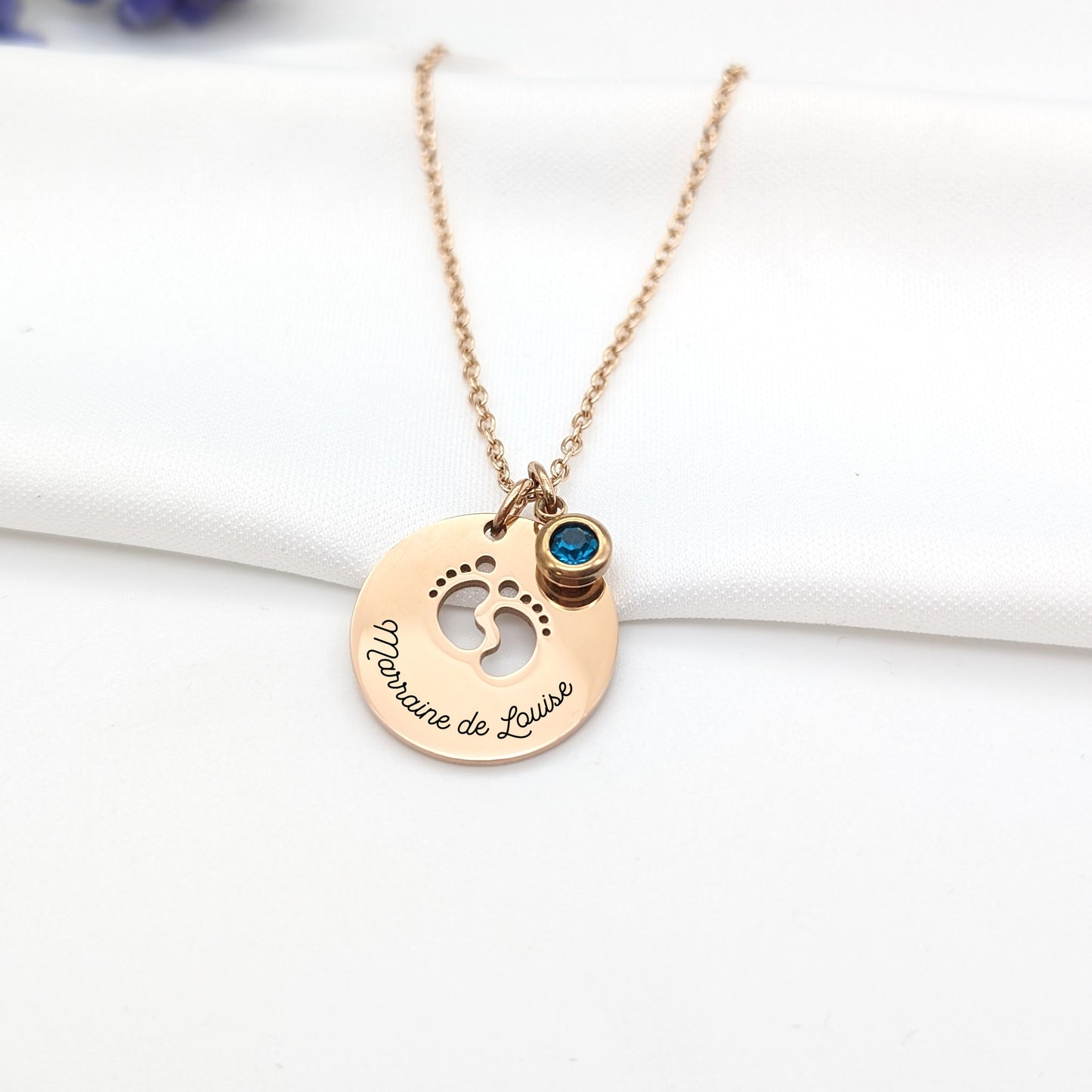 Collier pendentif petits pieds avec pierre de naissance, Collier personnalisé, Cadeau maman, Cadeau Naissance, Bijou Marraine, Nounou