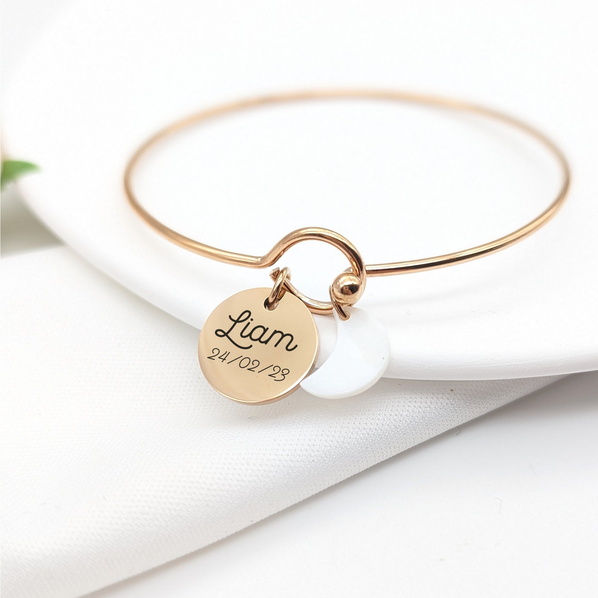 Bracelet jonc avec médaille ronde et nacre, Bijou personnalisé, Bracelet Maman, Marraine, Nounou, Cadeau Naissance, Cadeau fête des mères