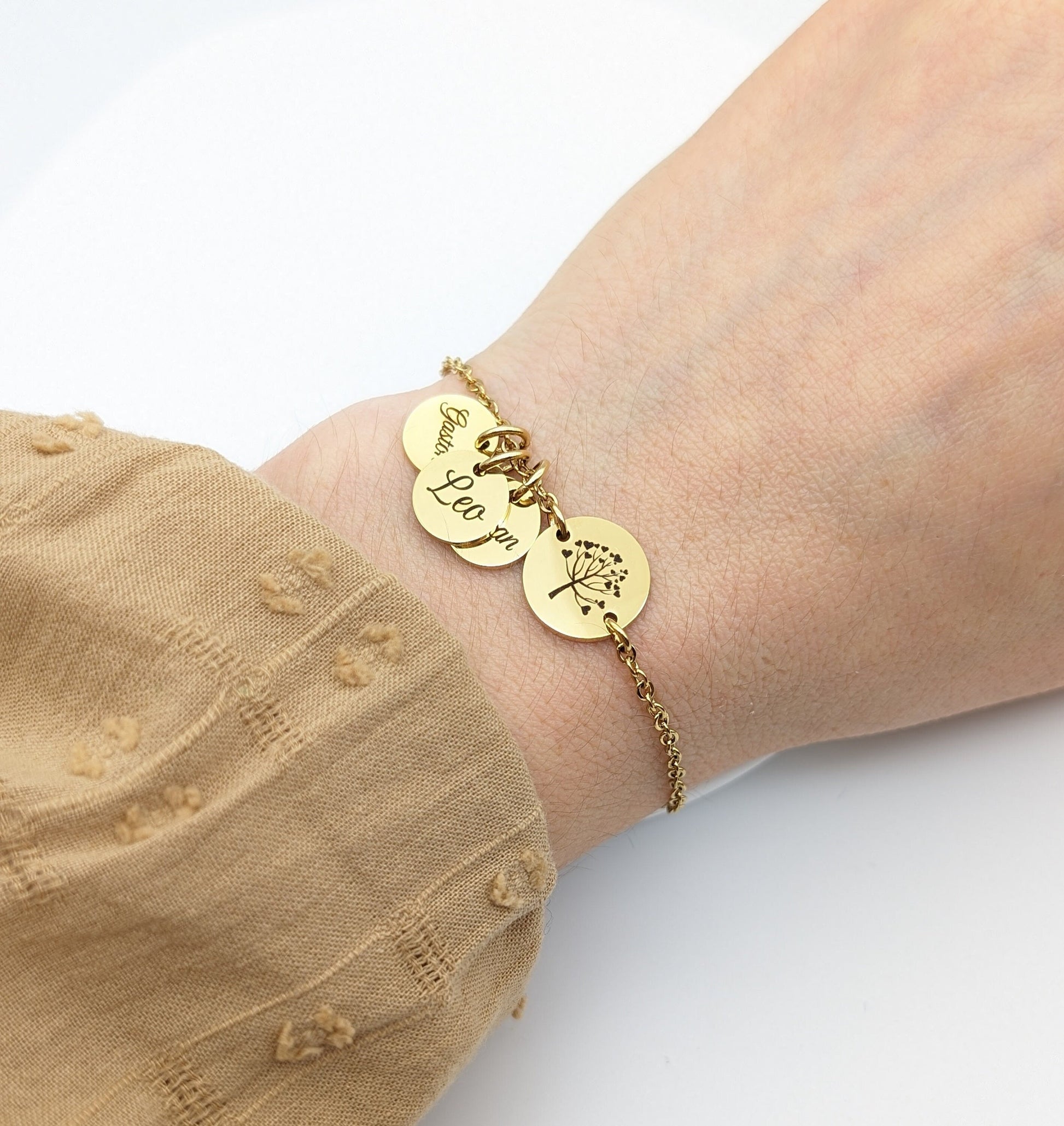 Bracelet personnalisé en chaine avec médaille centrale gravée d&#39;un arbre de vie et médailles supplémentaires à personnaliser. Bracelet en acier inoxydable. Nombre de médailles et gravure au choix.