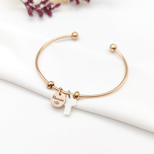 Bracelet jonc personnalisé en acier inoxydable et médailles de 10mm. Possibilité d&#39;ajouter un charm nacré au bracelet. Gravure des médailles possibles au recto et verso.