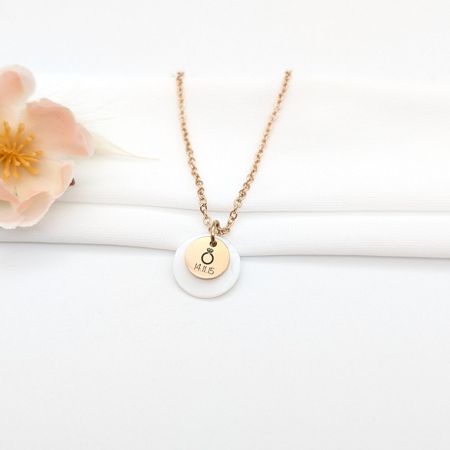 Collier personnalisé médaille à gravée et nacre, Collier pour Maman, Mamie, Marraine, Cadeau naissance, Bijou baptême, Cadeau Fête des mères