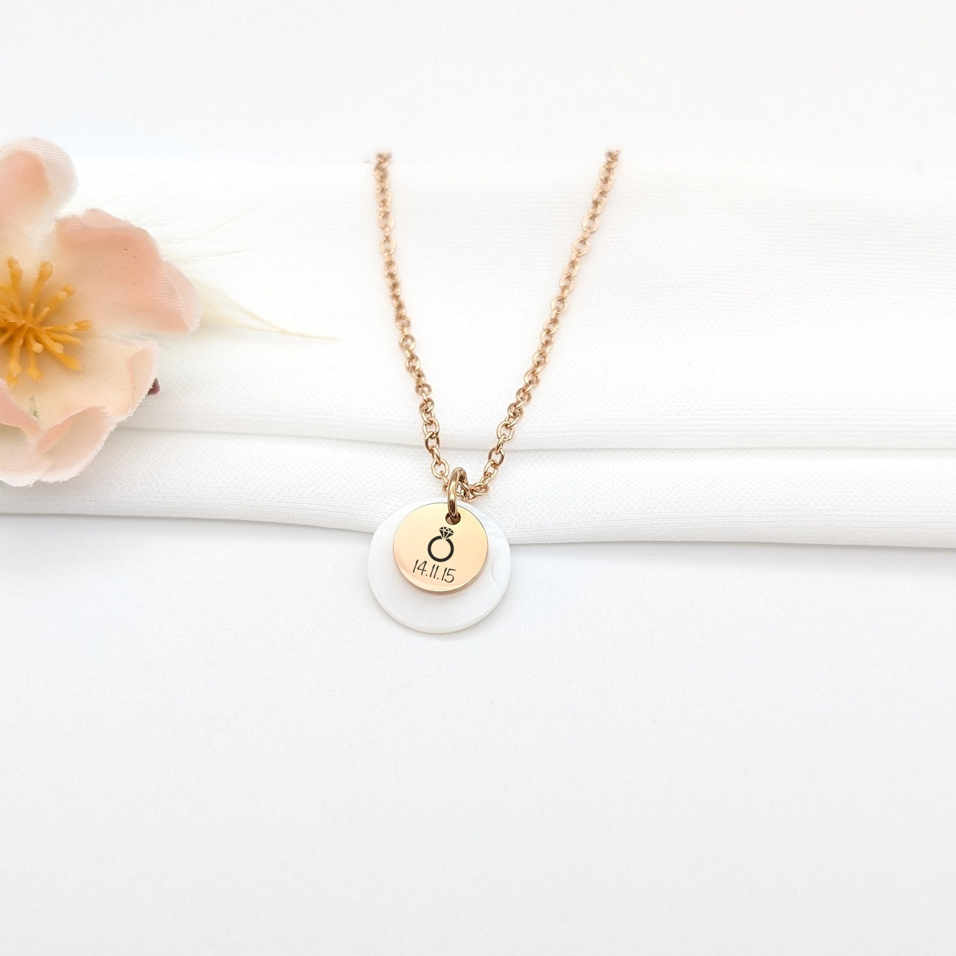 Collier personnalisé médaille à gravée et nacre, Collier pour Maman, Mamie, Marraine, Cadeau naissance, Bijou baptême, Cadeau Fête des mères