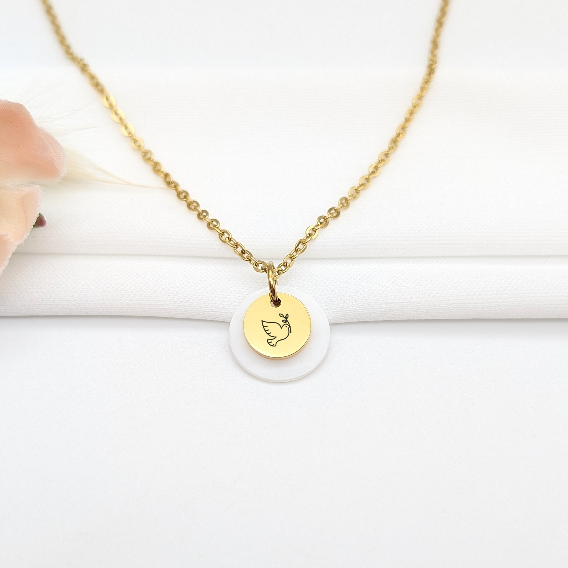 Collier personnalisé médaille à gravée et nacre, Collier pour Maman, Mamie, Marraine, Cadeau naissance, Bijou baptême, Cadeau Fête des mères