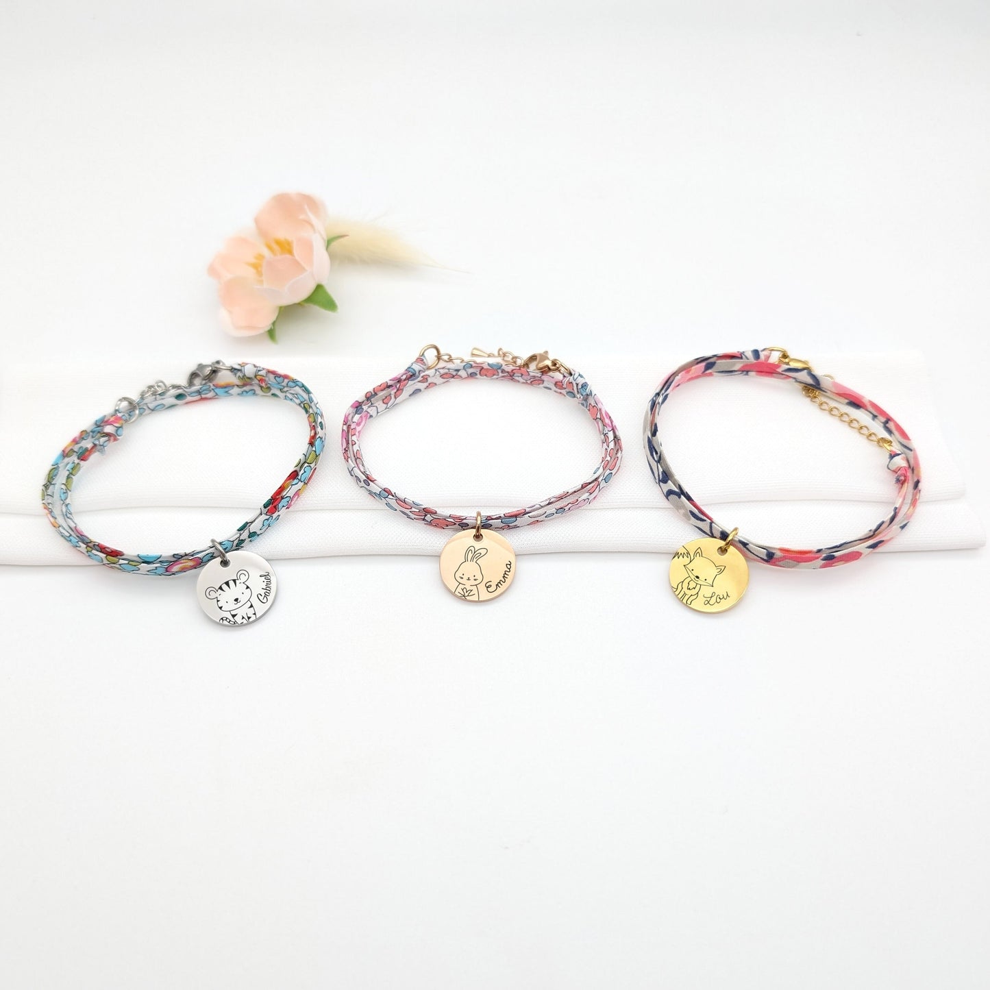Bracelet enfant Liberty personnalisé, bracelet prénom avec médaille gravée, Cadeau baptême, Cadeau Naissance, Cadeau grande sœur, Filleule