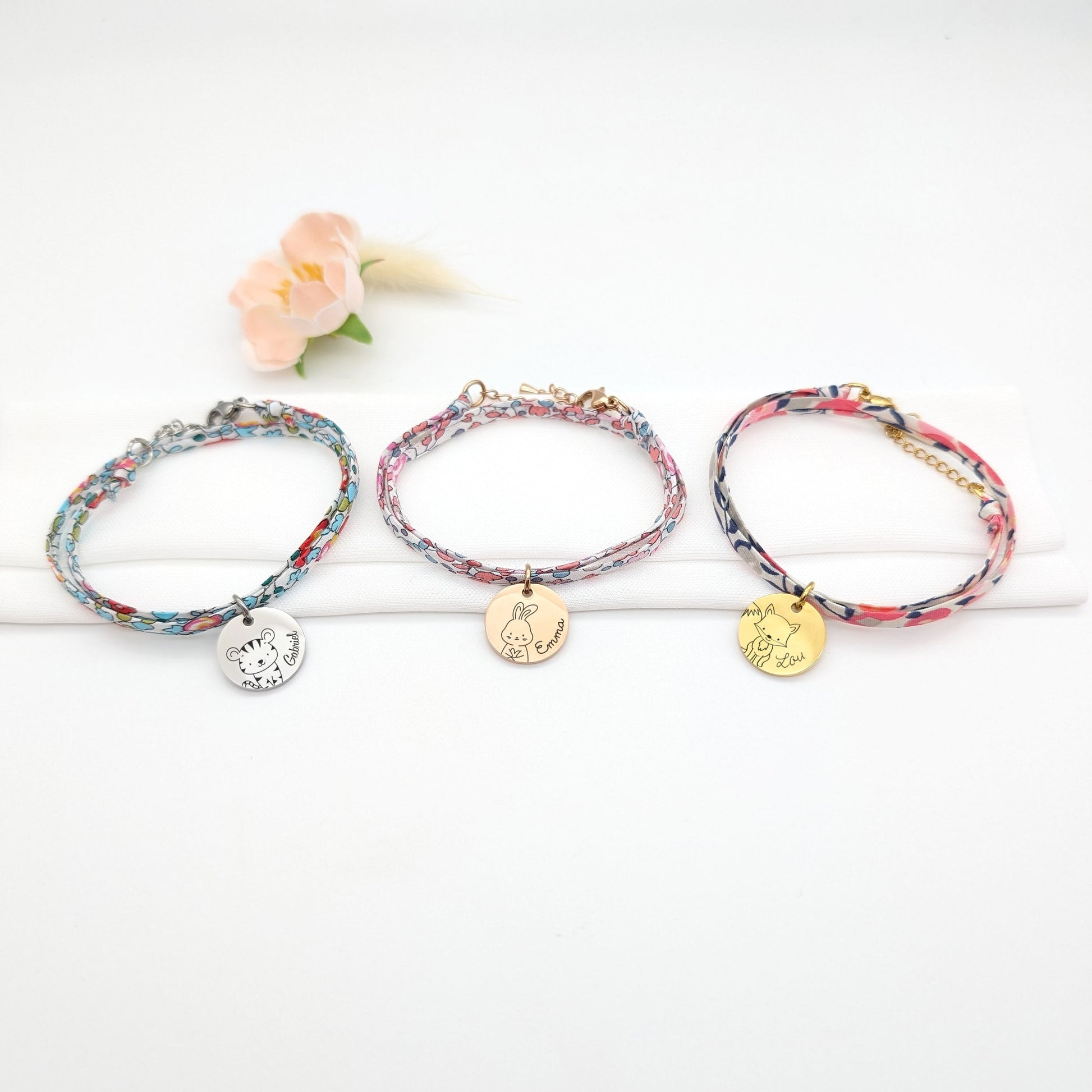 Bracelet enfant Liberty personnalisé, bracelet prénom avec médaille gravée, Cadeau baptême, Cadeau Naissance, Cadeau grande sœur, Filleule