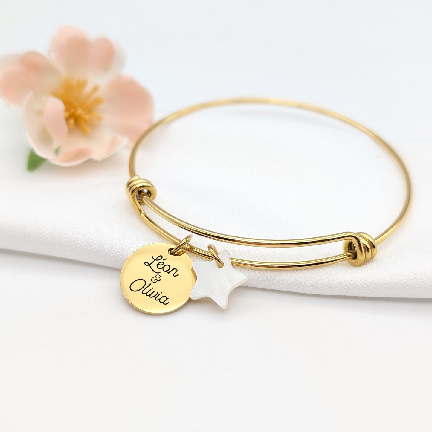 Bracelet jonc fermé avec médaille et nacre, Bracelet personnalisé, Cadeau Maman, Marraine, Nounou, Cadeau Naissance, Cadeau fête des mères
