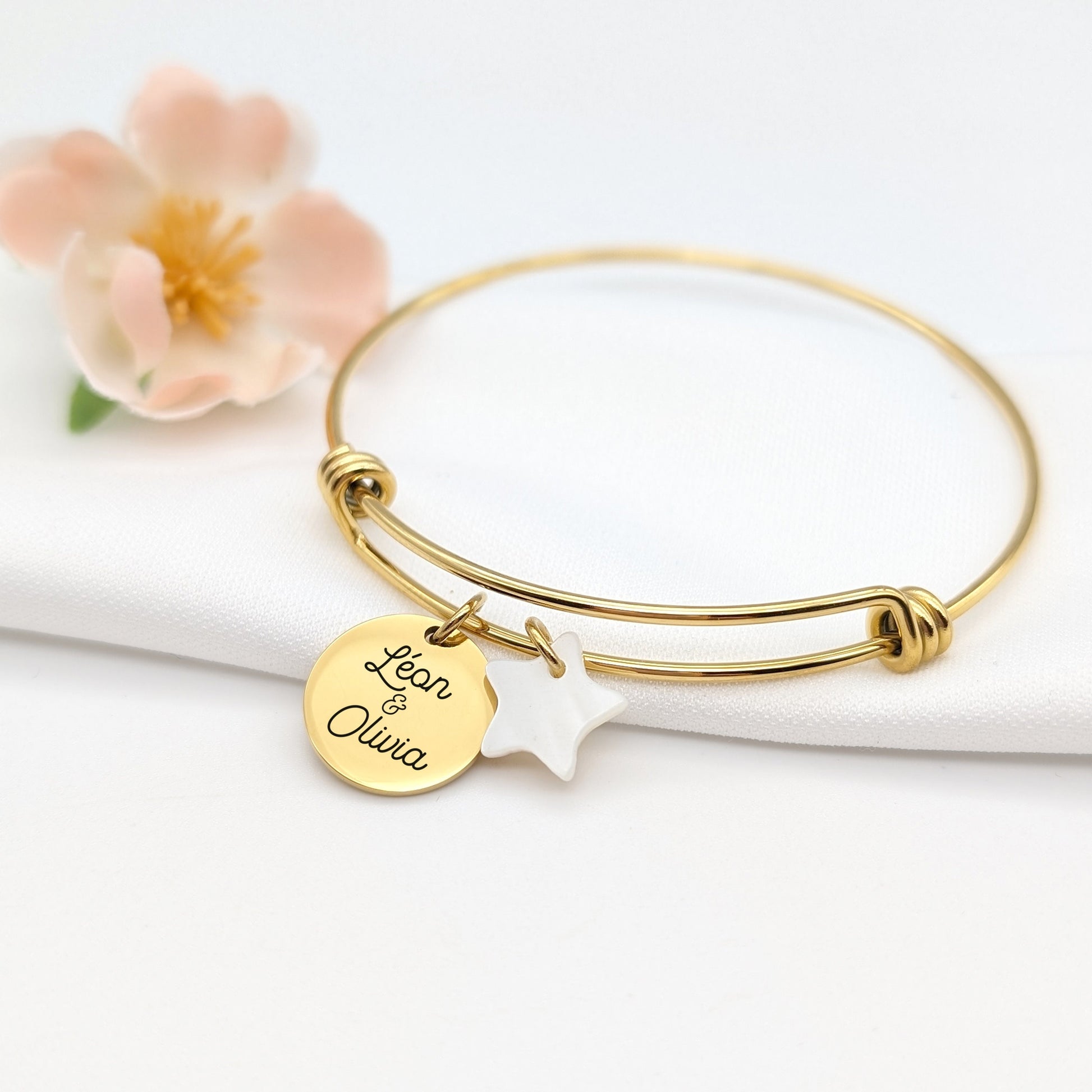 Bracelet jonc fermé avec médaille et nacre, Bracelet personnalisé, Cadeau Maman, Marraine, Nounou, Cadeau Naissance, Cadeau fête des mères