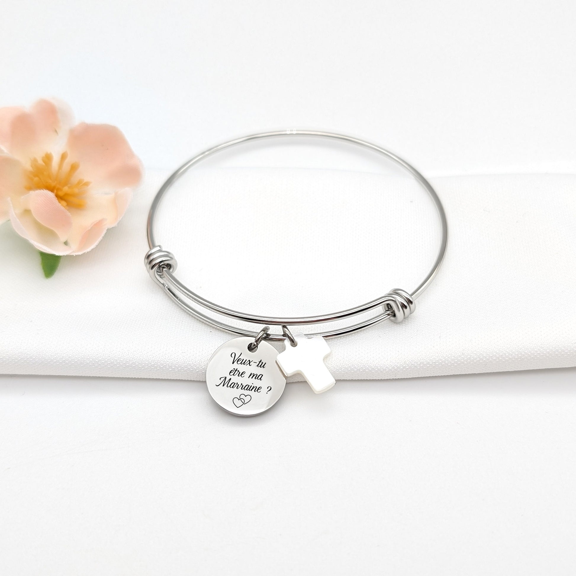 Bracelet jonc fermé avec médaille et nacre, Bracelet personnalisé, Cadeau Maman, Marraine, Nounou, Cadeau Naissance, Cadeau fête des mères