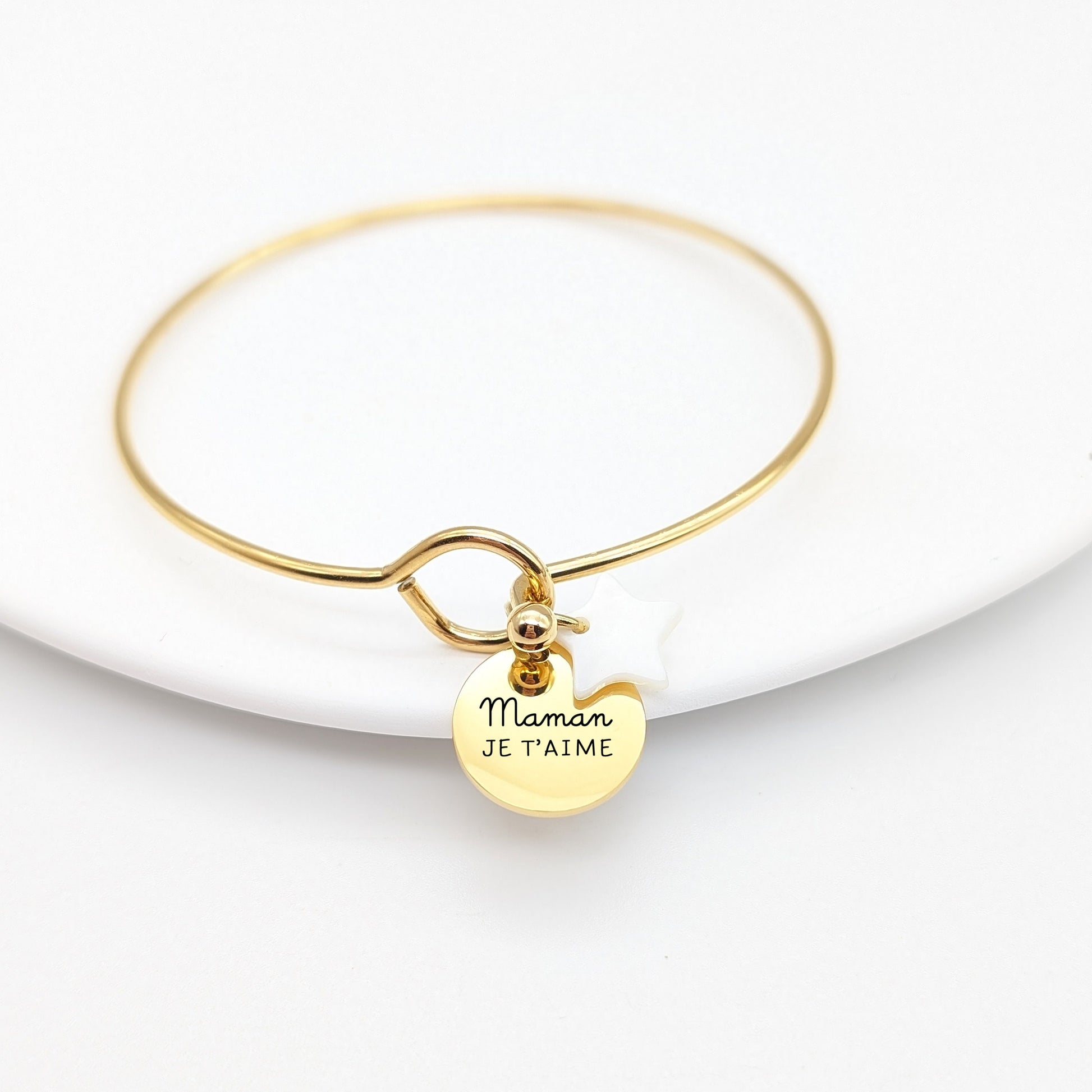 Bracelet jonc avec médaille ronde et nacre, Bijou personnalisé, Bracelet Maman, Marraine, Nounou, Cadeau Naissance, Cadeau fête des mères