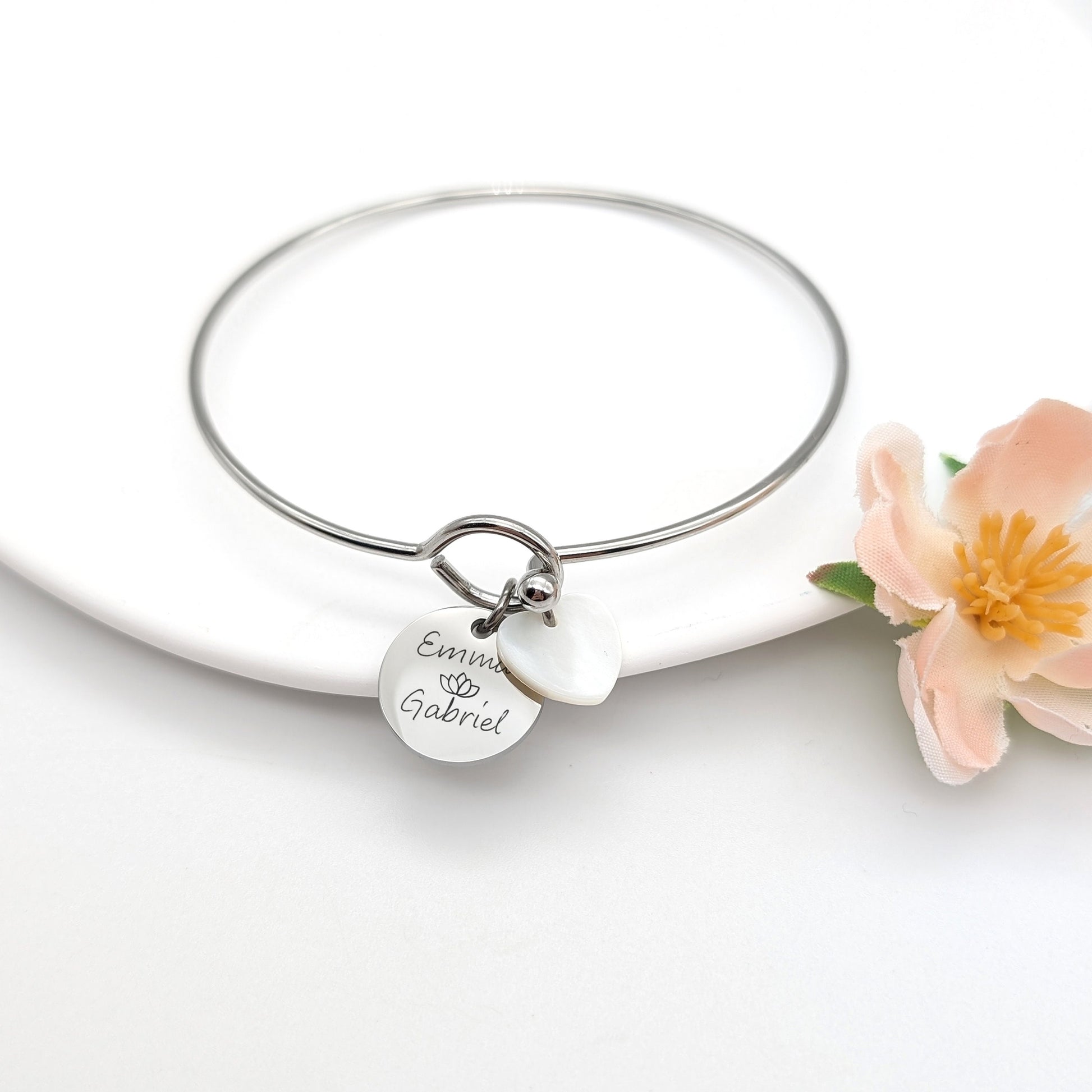 Bracelet jonc avec médaille ronde et nacre, Bijou personnalisé, Bracelet Maman, Marraine, Nounou, Cadeau Naissance, Cadeau fête des mères