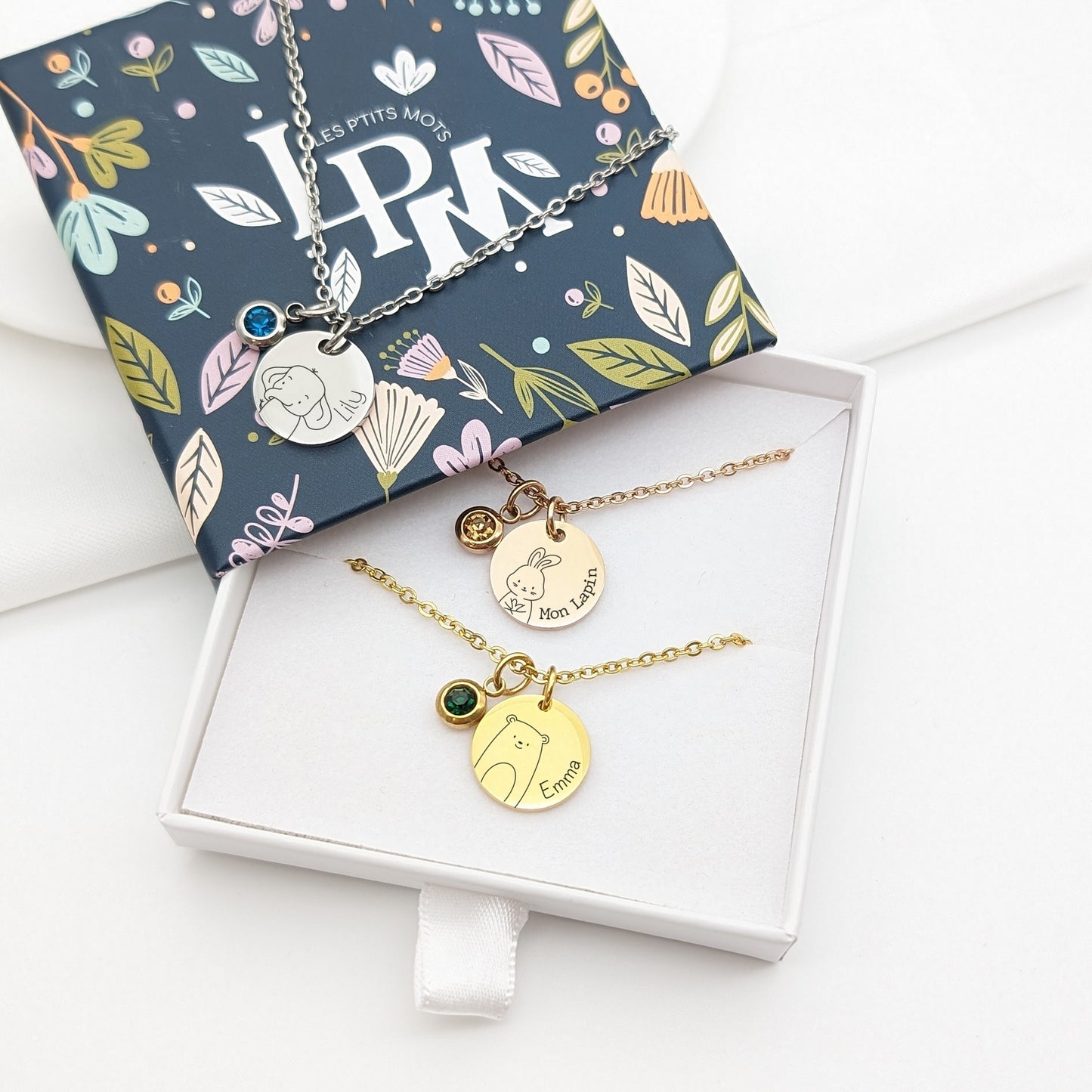 Collier enfant personnalisé avec gravure animal au choix, prénom et pierre de naissance. Collier en acier inoxydable, trois coloris disponibles.