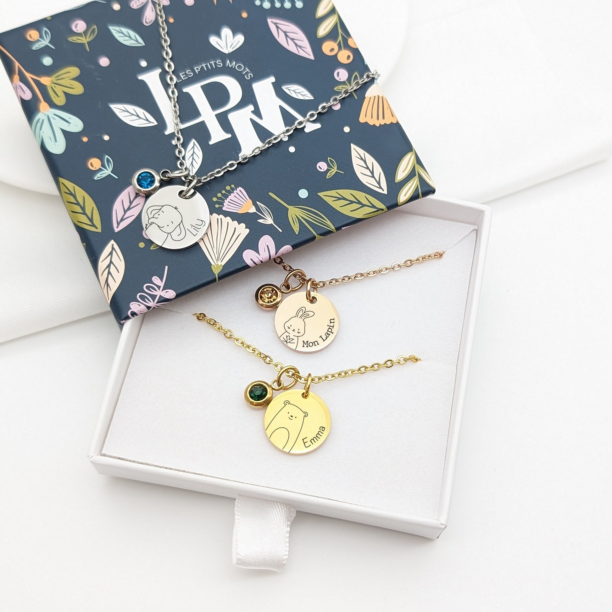Collier enfant personnalisé avec gravure animal au choix, prénom et pierre de naissance. Collier en acier inoxydable, trois coloris disponibles.