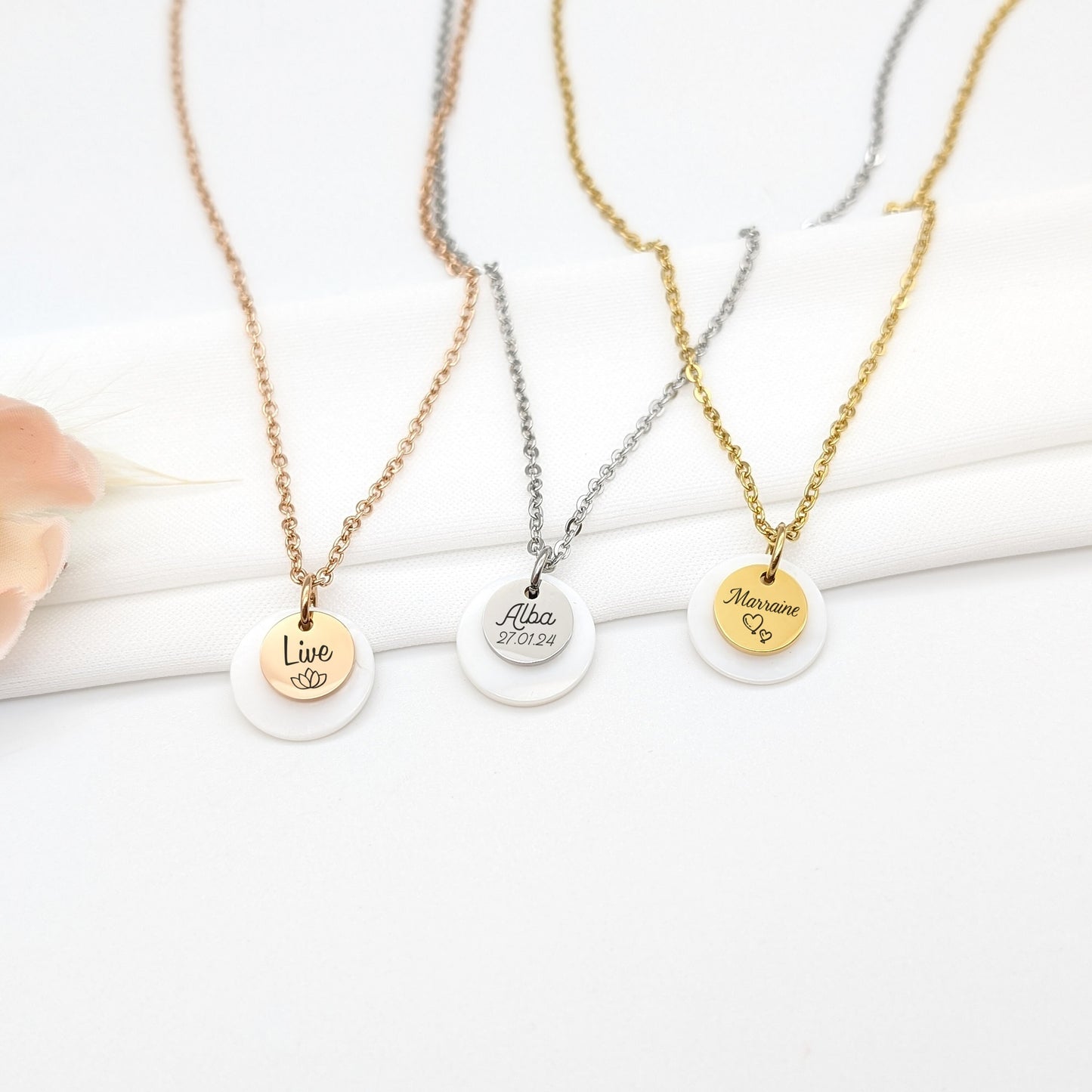 Collier personnalisé médaille à gravée et nacre, Collier pour Maman, Mamie, Marraine, Cadeau naissance, Bijou baptême, Cadeau Fête des mères