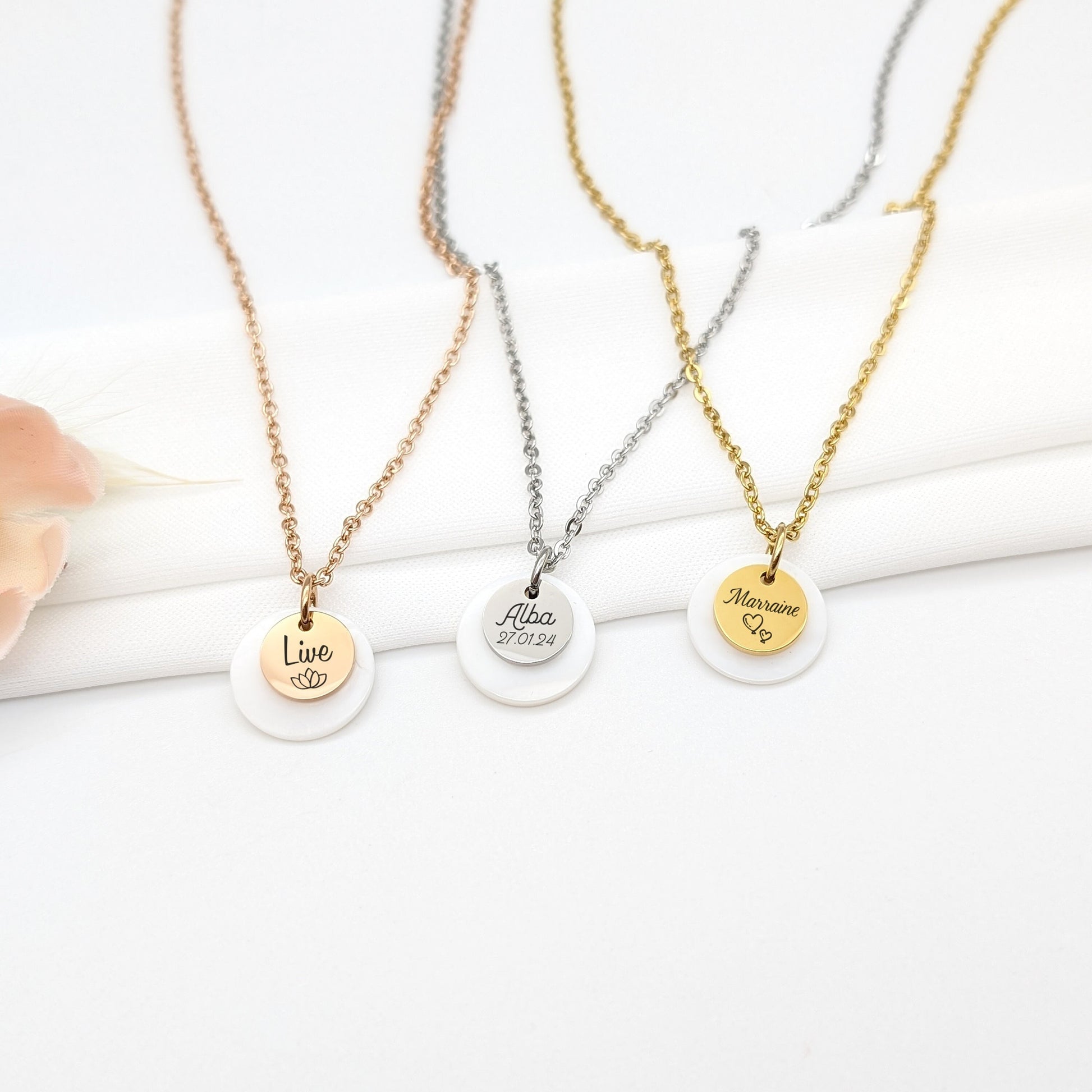 Collier personnalisé médaille à gravée et nacre, Collier pour Maman, Mamie, Marraine, Cadeau naissance, Bijou baptême, Cadeau Fête des mères