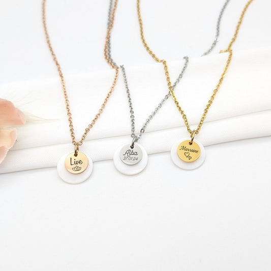 Collier personnalisé médaille à gravée et nacre, Collier pour Maman, Mamie, Marraine, Cadeau naissance, Bijou baptême, Cadeau Fête des mères