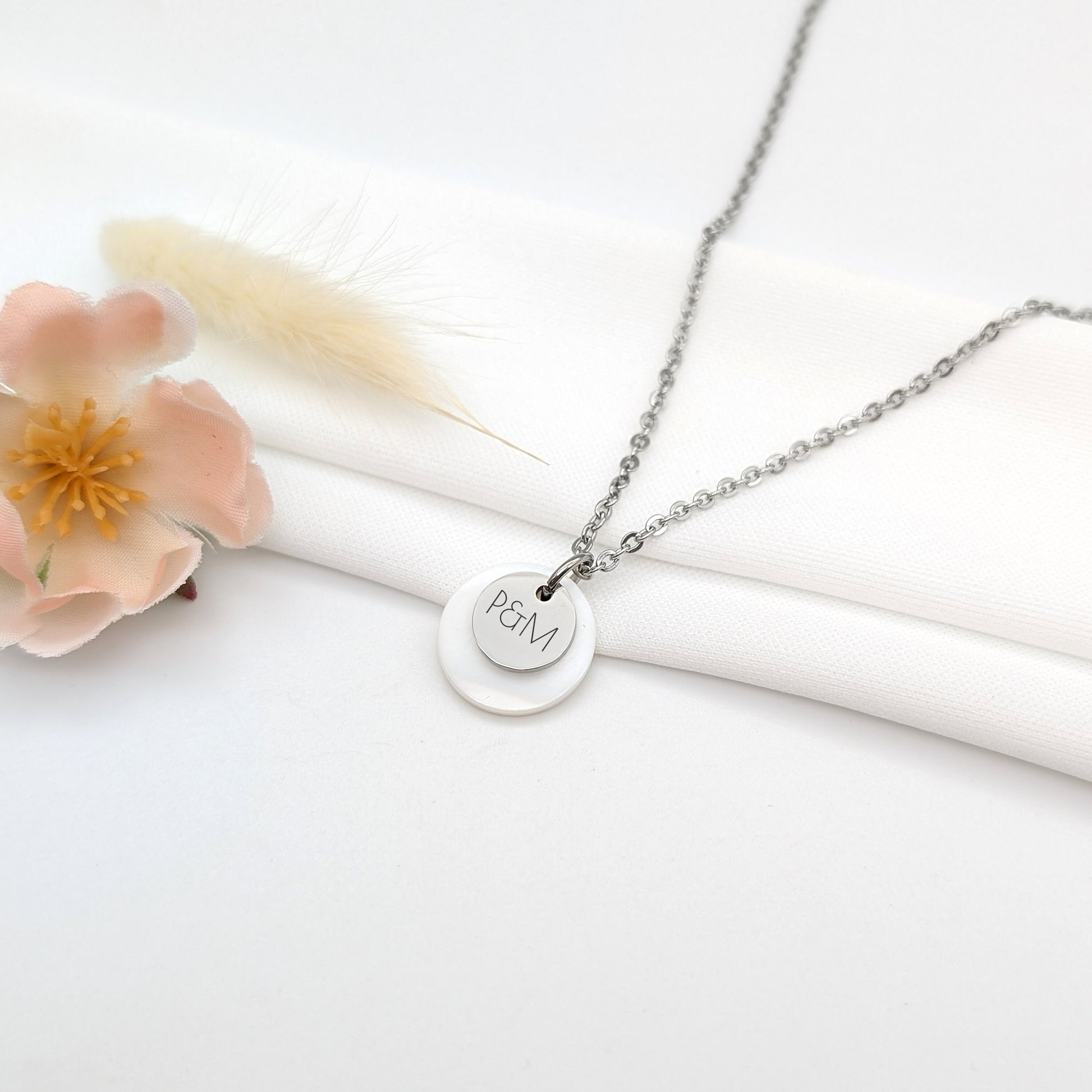 Collier personnalisé médaille à gravée et nacre, Collier pour Maman, Mamie, Marraine, Cadeau naissance, Bijou baptême, Cadeau Fête des mères