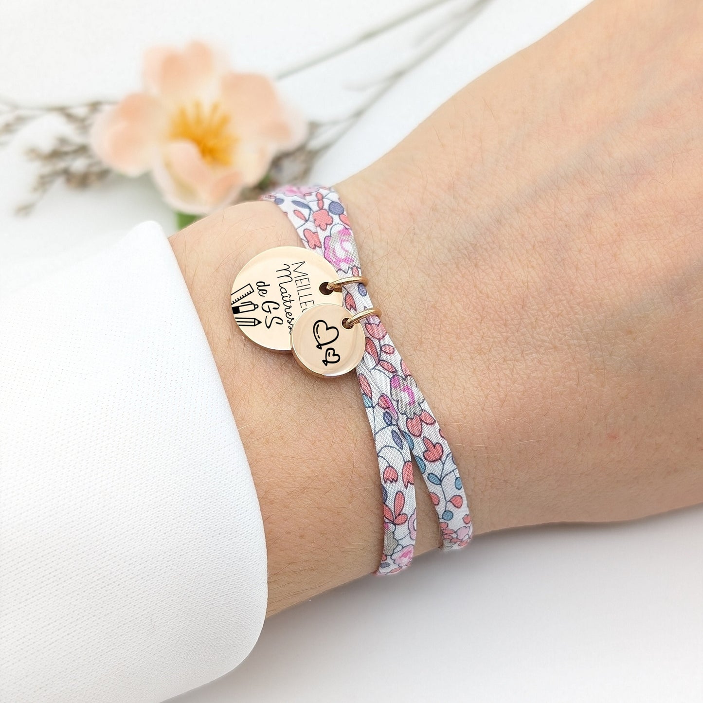 bracelet personnalisé en coton liberty avec la gravure du texte meilleure maîtresse.