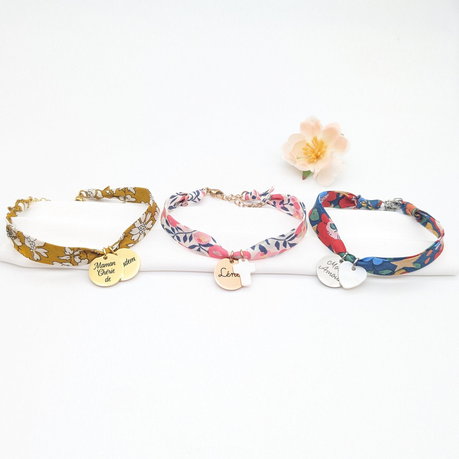 Bracelet personnalisable en ruban liberty - tissu liberty et gravure au choix. Bracelet avec médaille en acier inoxydable à personnaliser du texte de votre choix.