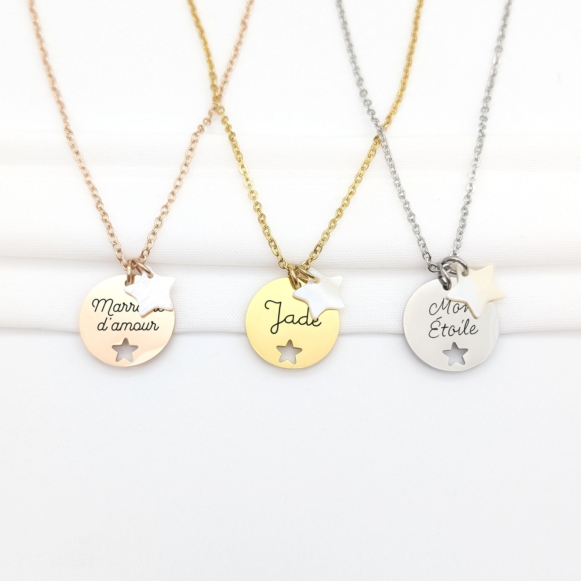 Collier personnalisé en acier inoxydable avec pendentif creusé d&#39;une étoile et charm nacré en forme d&#39;étoile. Gravure possible au recto et verso de la médaille.