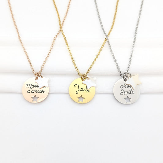 Collier personnalisé en acier inoxydable avec pendentif creusé d&#39;une étoile et charm nacré en forme d&#39;étoile. Gravure possible au recto et verso de la médaille.