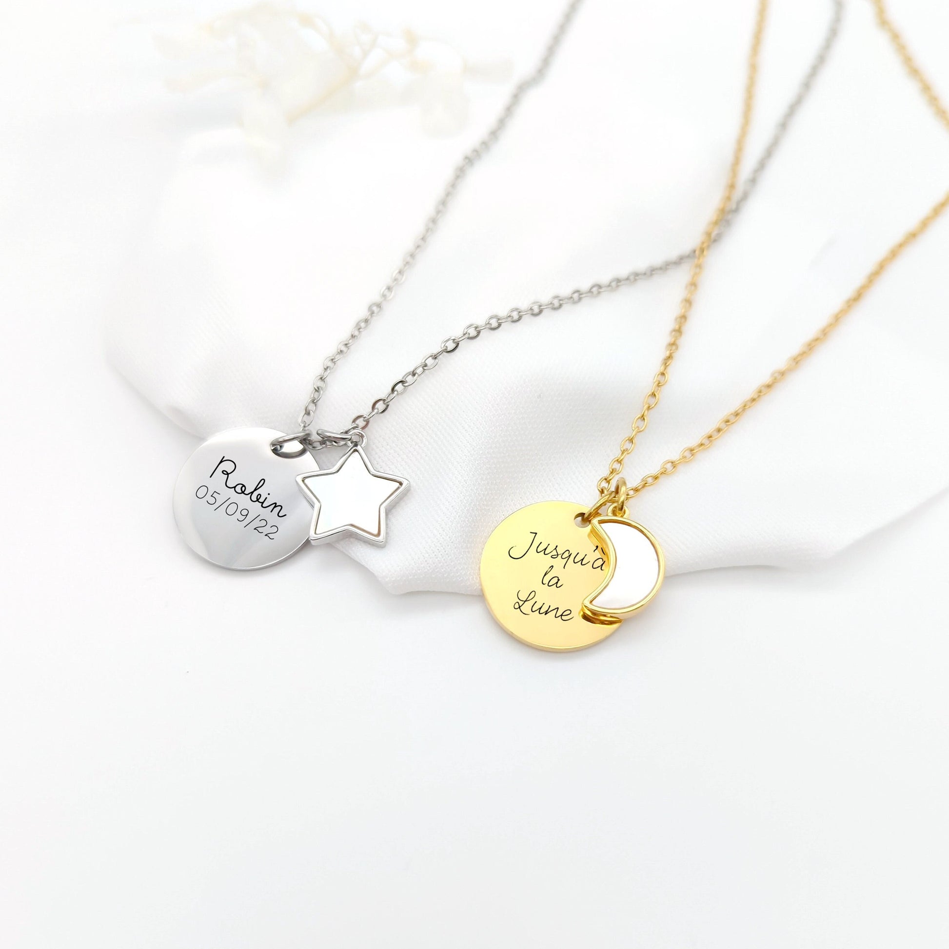 Collier personnalisé en acier inoxydable composé d&#39;une édaille de 20mm et d&#39;un pendentif nacré en forme de lune ou d&#39;étoile. La gravure est personnalisable au recto et verso de la médaille.