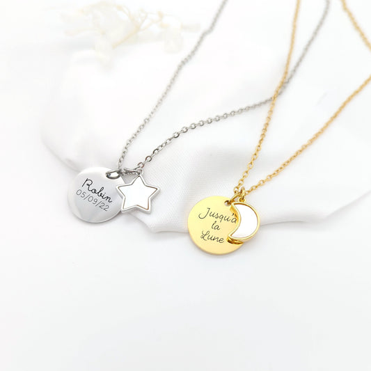 Collier personnalisé en acier inoxydable composé d&#39;une édaille de 20mm et d&#39;un pendentif nacré en forme de lune ou d&#39;étoile. La gravure est personnalisable au recto et verso de la médaille.