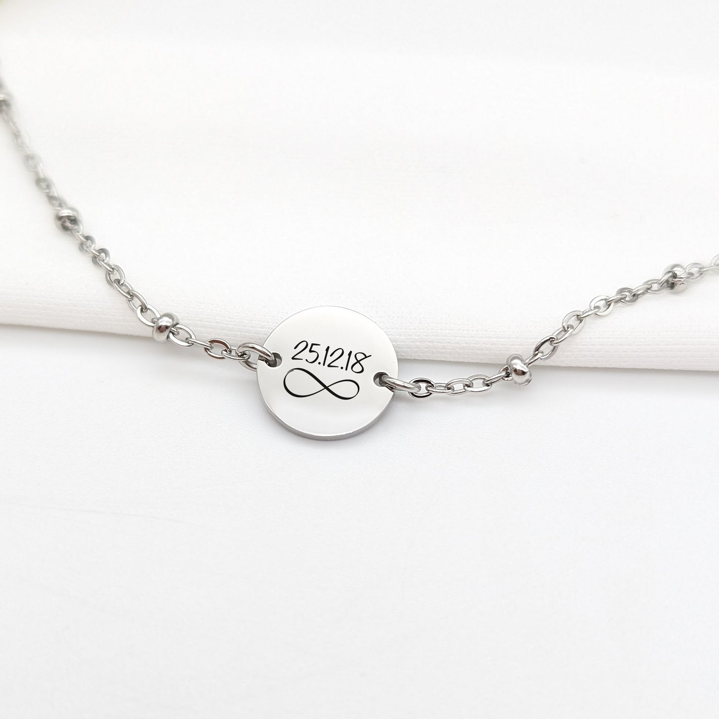 Bracelet personnalisé avec médaille à graver. Bracelet prenom, Cadeau Maman, Marraine, bijou Demoiselle d'honneur, cadeau Fête des mères
